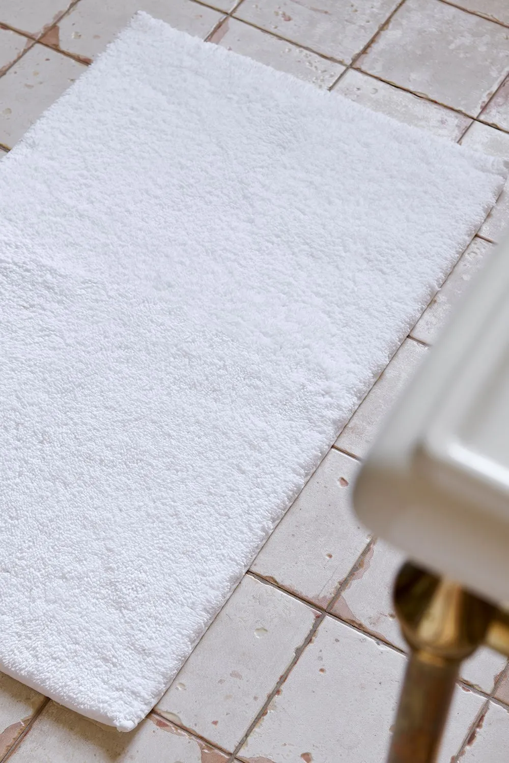 CHRISTY Deep Pile Luxury 100% Cotton 2444GSM Non Slip Bath Rugs in White 1