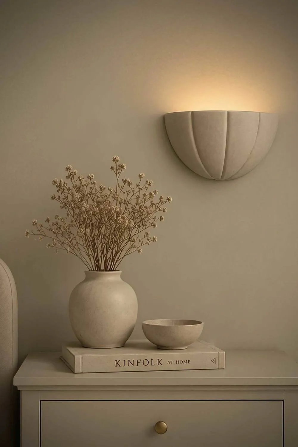 ValueLights Leonardo Scallop Curve Ceramic Flush Wall Sconce Light with Bulb in Pale Grey 1