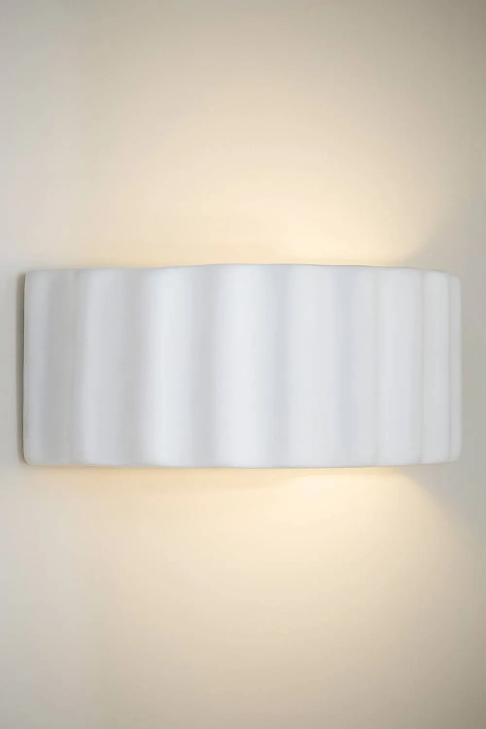 ValueLights Pablo Curved Ribbed Ceramic Flush Wall Sconce Light with Bulb in Soft White 3