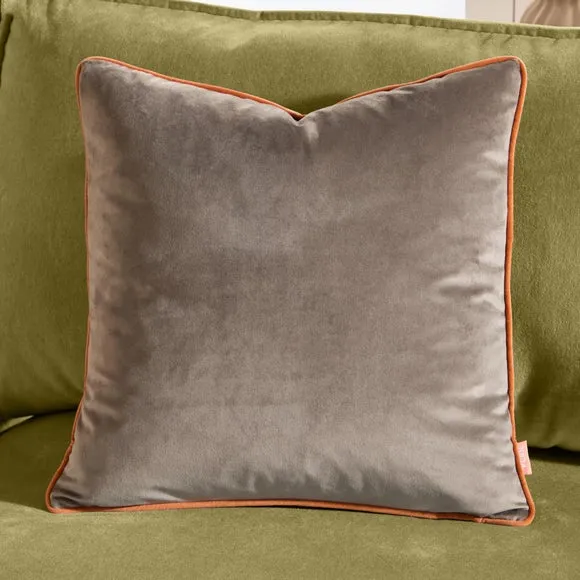Furn. Square Cushion 1