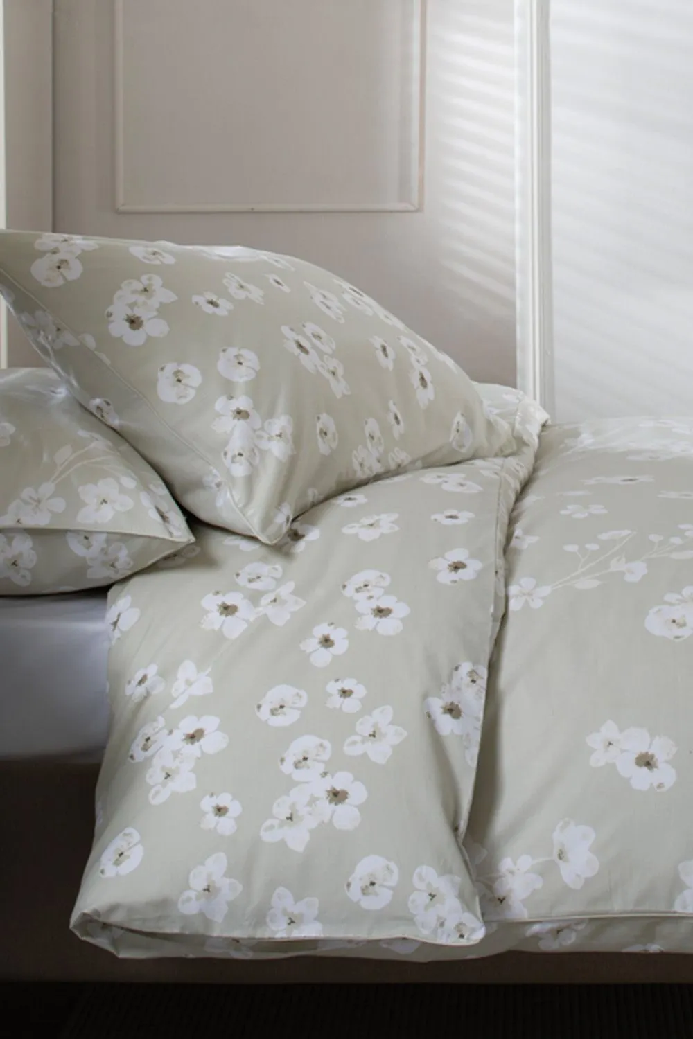The Lyndon Company Petite Fleure Printed 100% Cotton Duvet Cover Set with Piped Edges in Natural 6