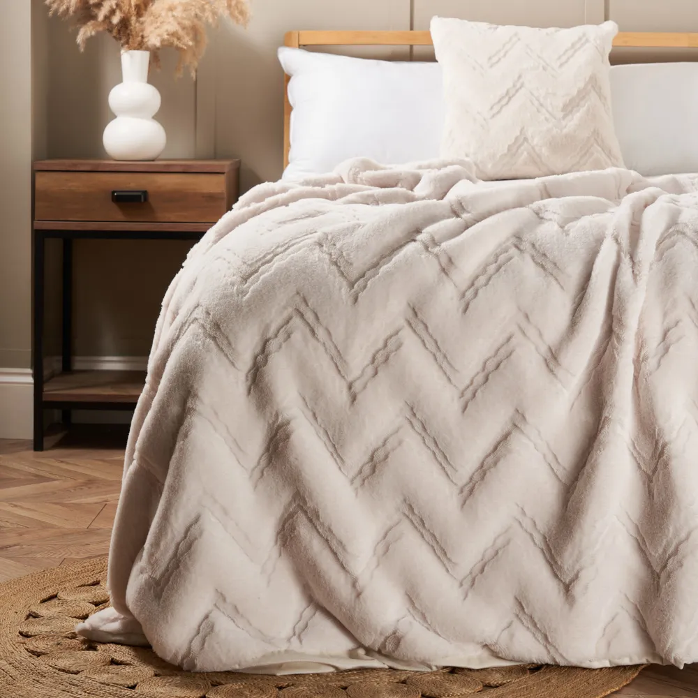 Chevron Faux Fur Throw, Cream 1