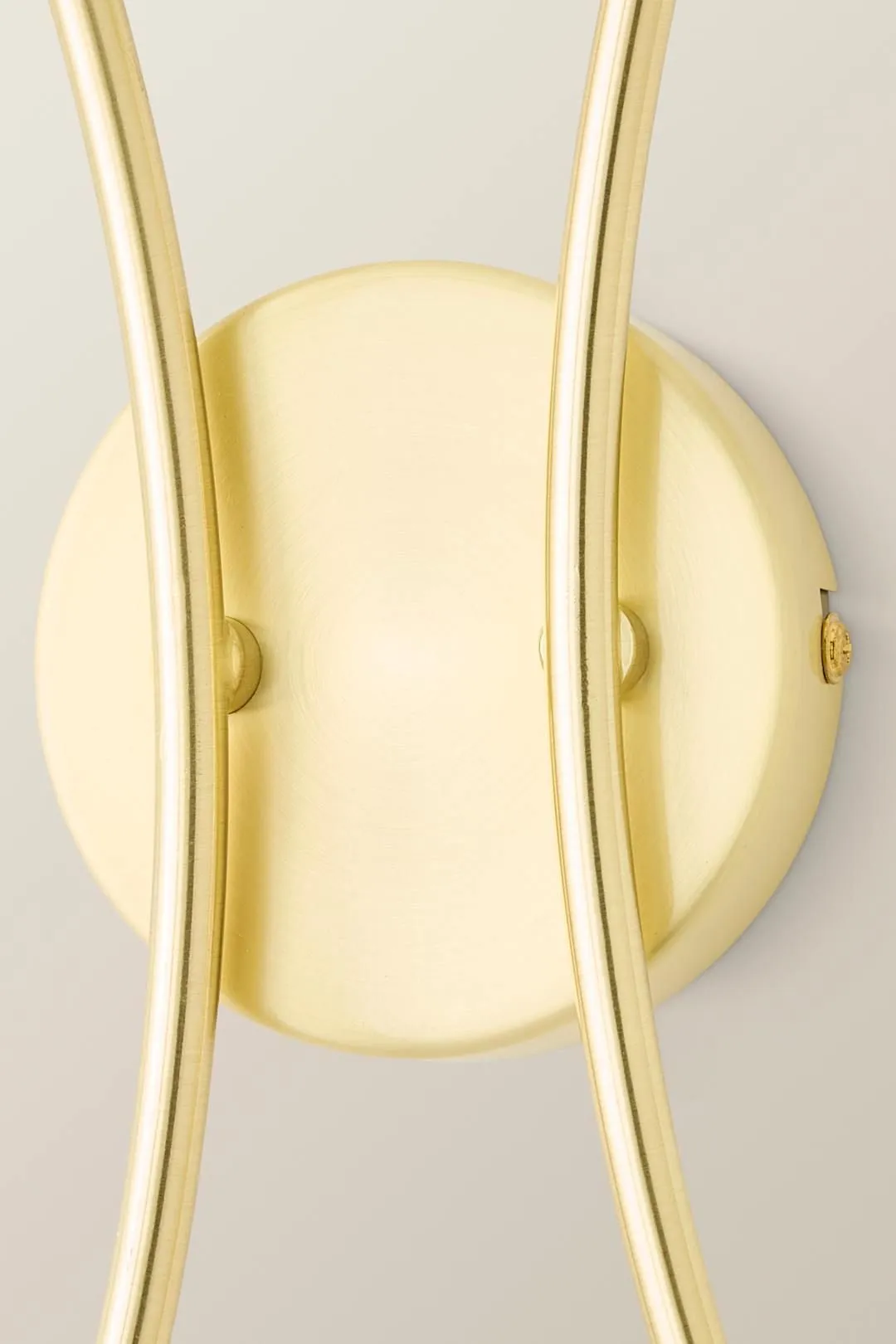ValueLights Maya 2 Way Curved Upright Reed Shaded Wall Light in Gold 4