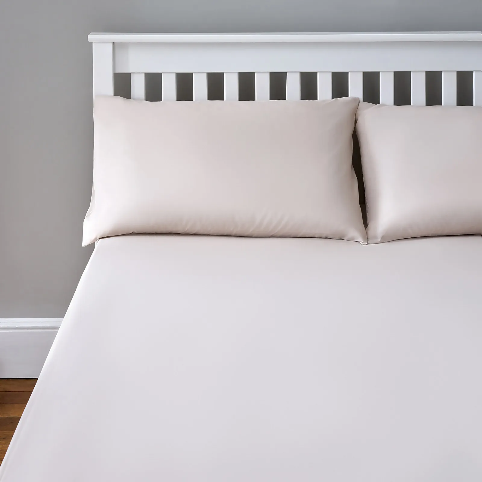 The Willow Manor Easy Care Percale Single Fitted Sheet - White
