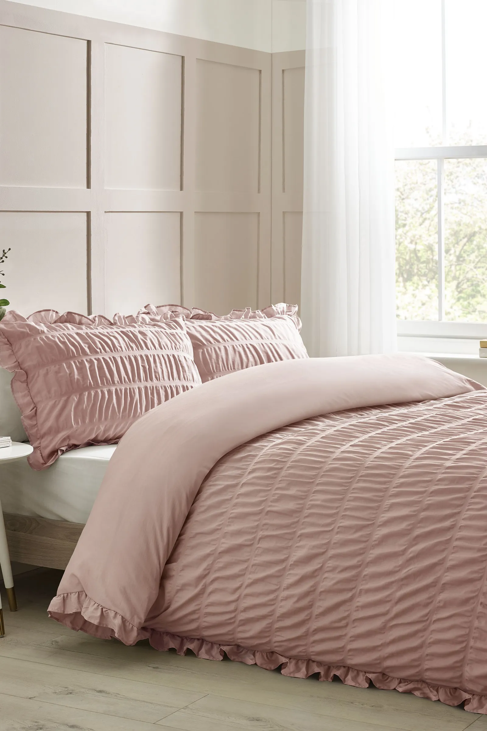 Catherine Lansfield 'Seersucker Frill' Duvet Cover Set in Pink