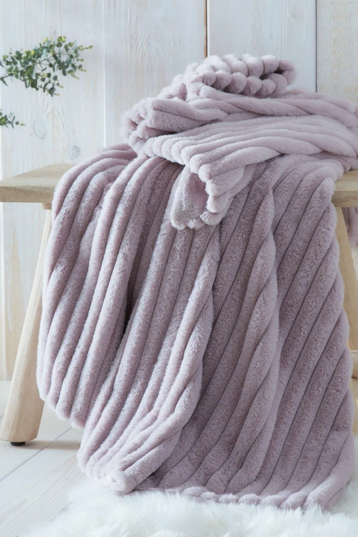 Appletree 'Morritz' Faux Fur Throw in Mauve