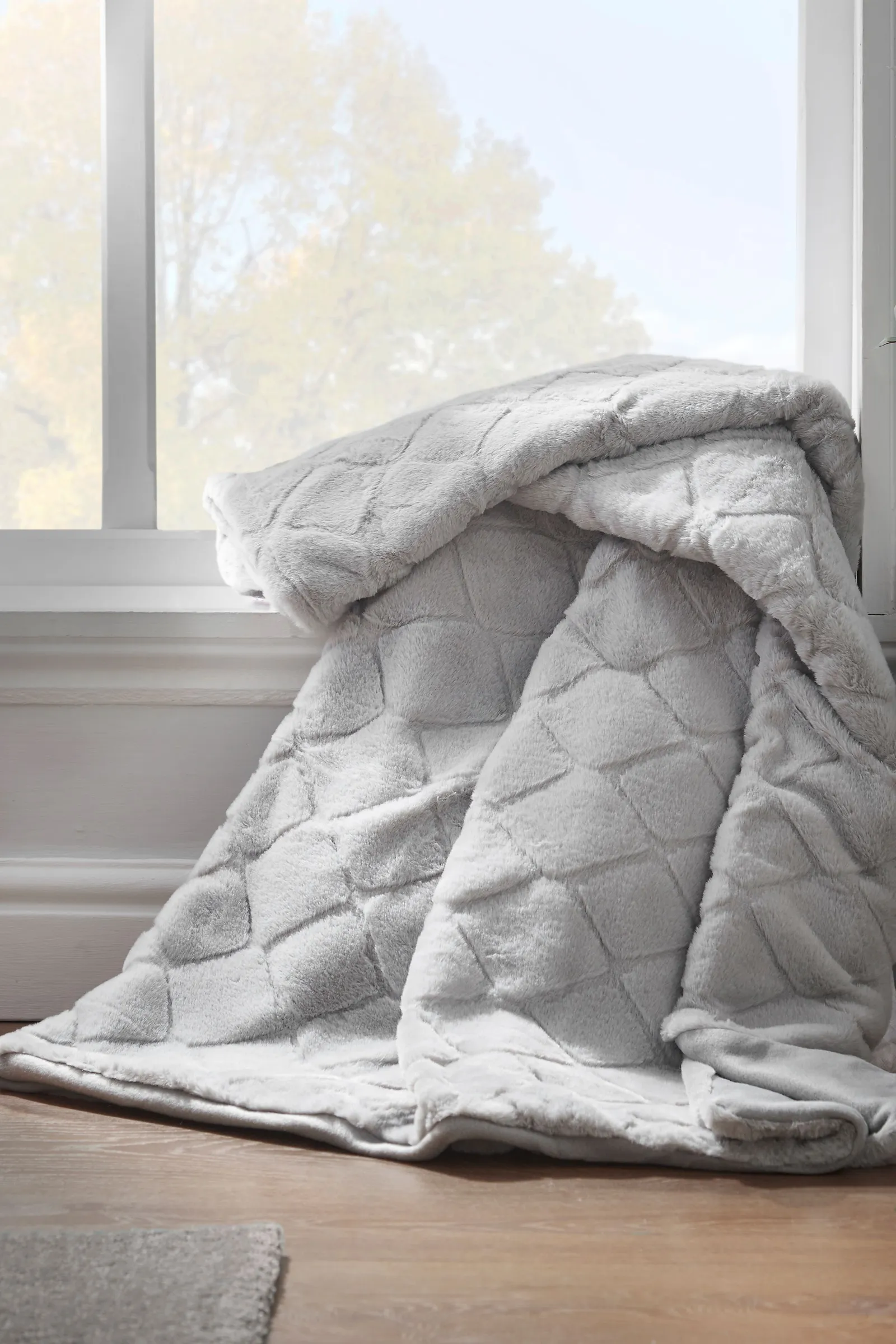 Catherine Lansfield 'Cosy Diamond' Blanket Throw in Silver