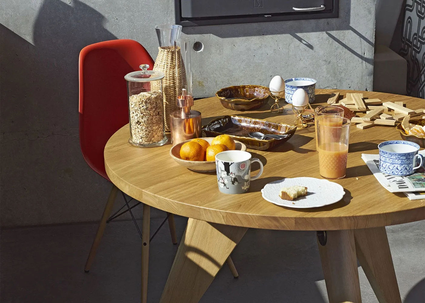 Vitra Guéridon 2-4 Seater Table Natural Solid Oak 3