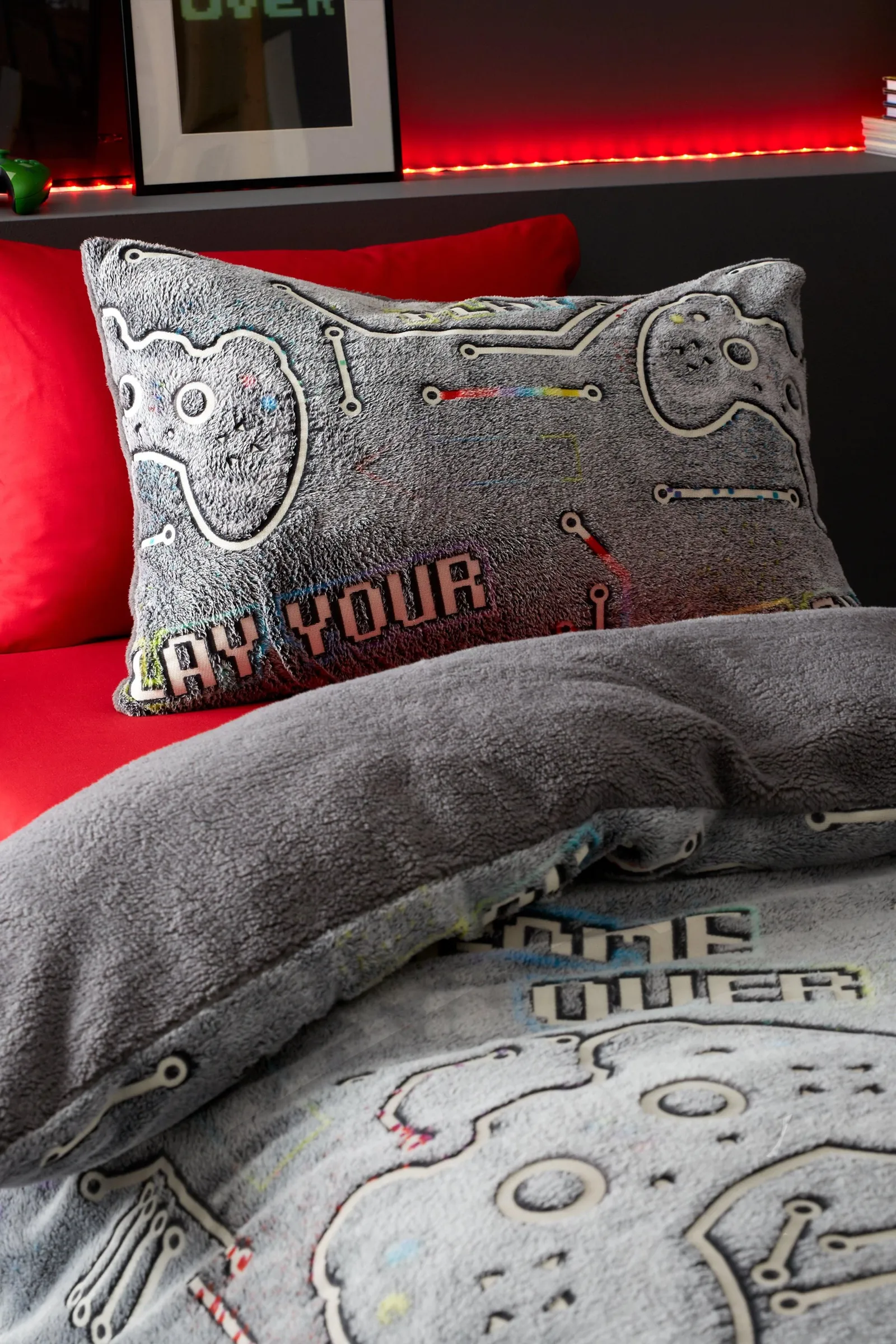 Catherine Lansfield 'Game Over' Glow in the Dark Fleece Duvet Cover Set in Black 3