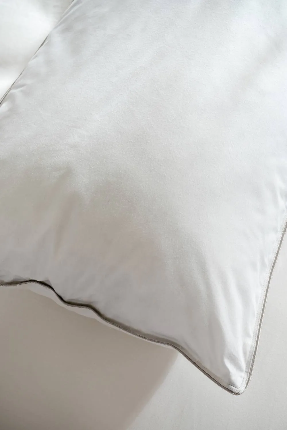 Soak&Sleep Soft as Down Body Pillow & Pillowcase Soft/Medium in White 2