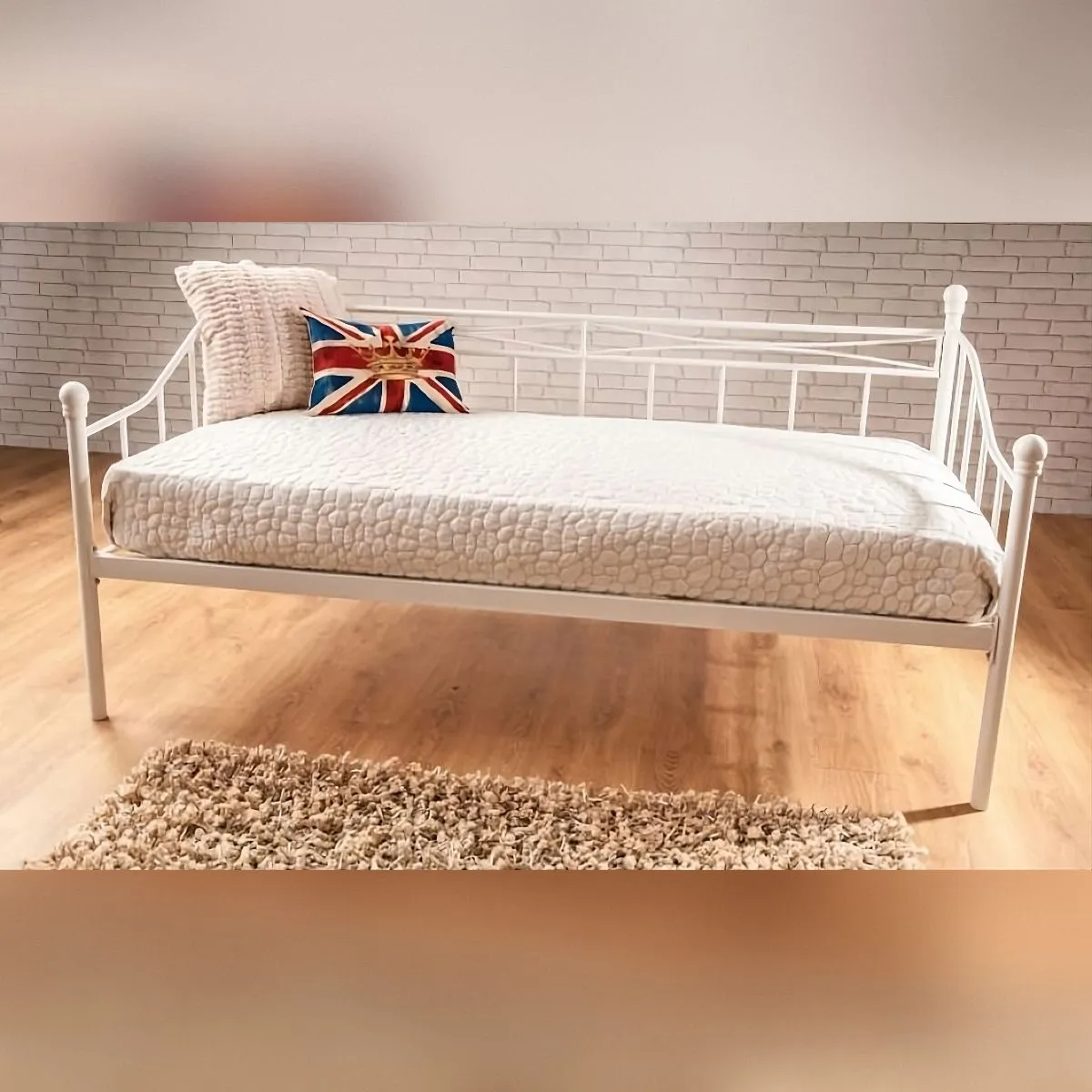 Comfy Living Ltd Metal Daybed in White 1