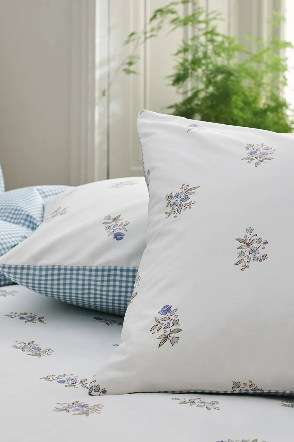 CHRISTY 'Guernsey' Floral Check Reversible Cotton Standard Pillowcase Pair in White 2