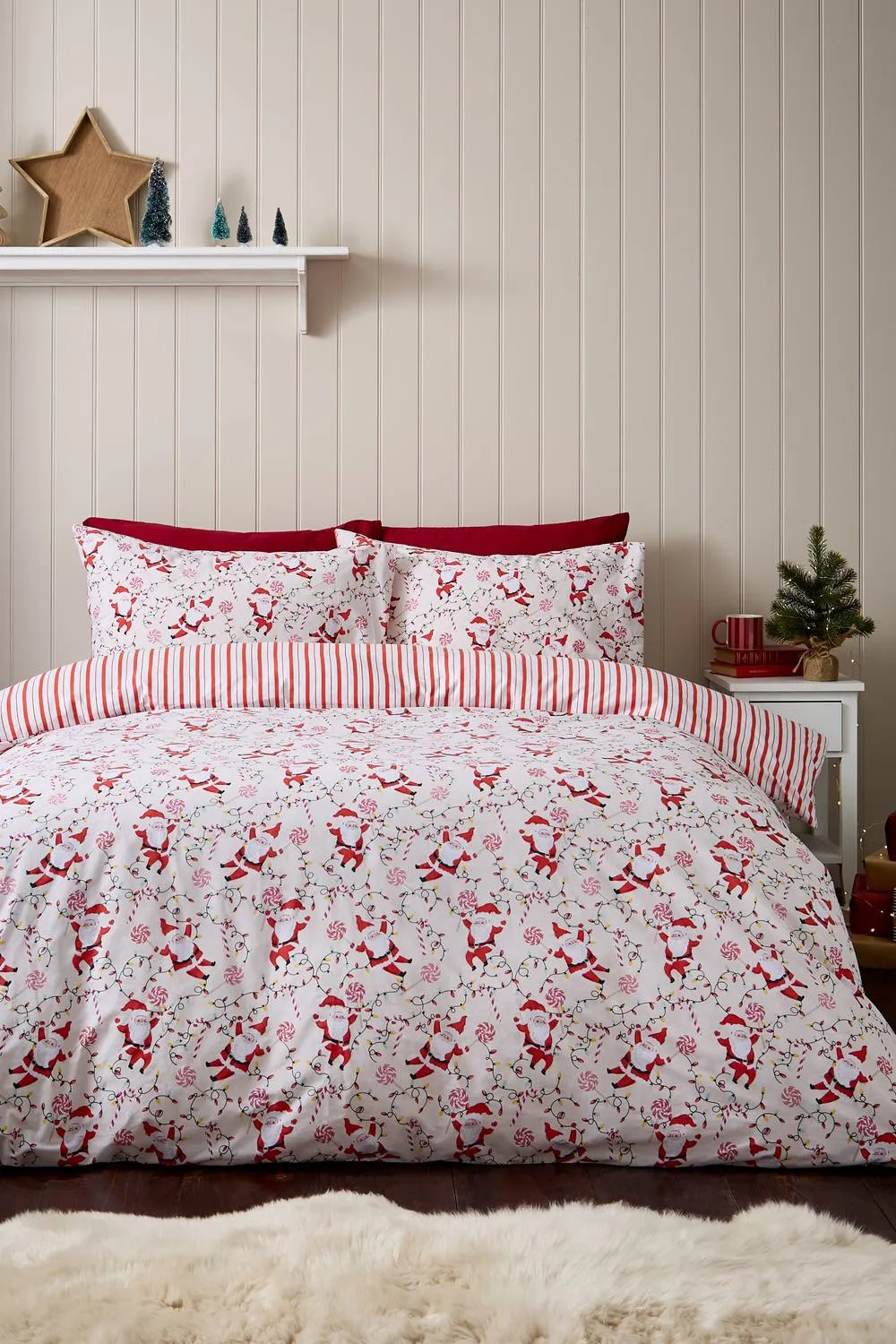 Catherine Lansfield Christmas Santas Reversible Duvet Cover Set in Red