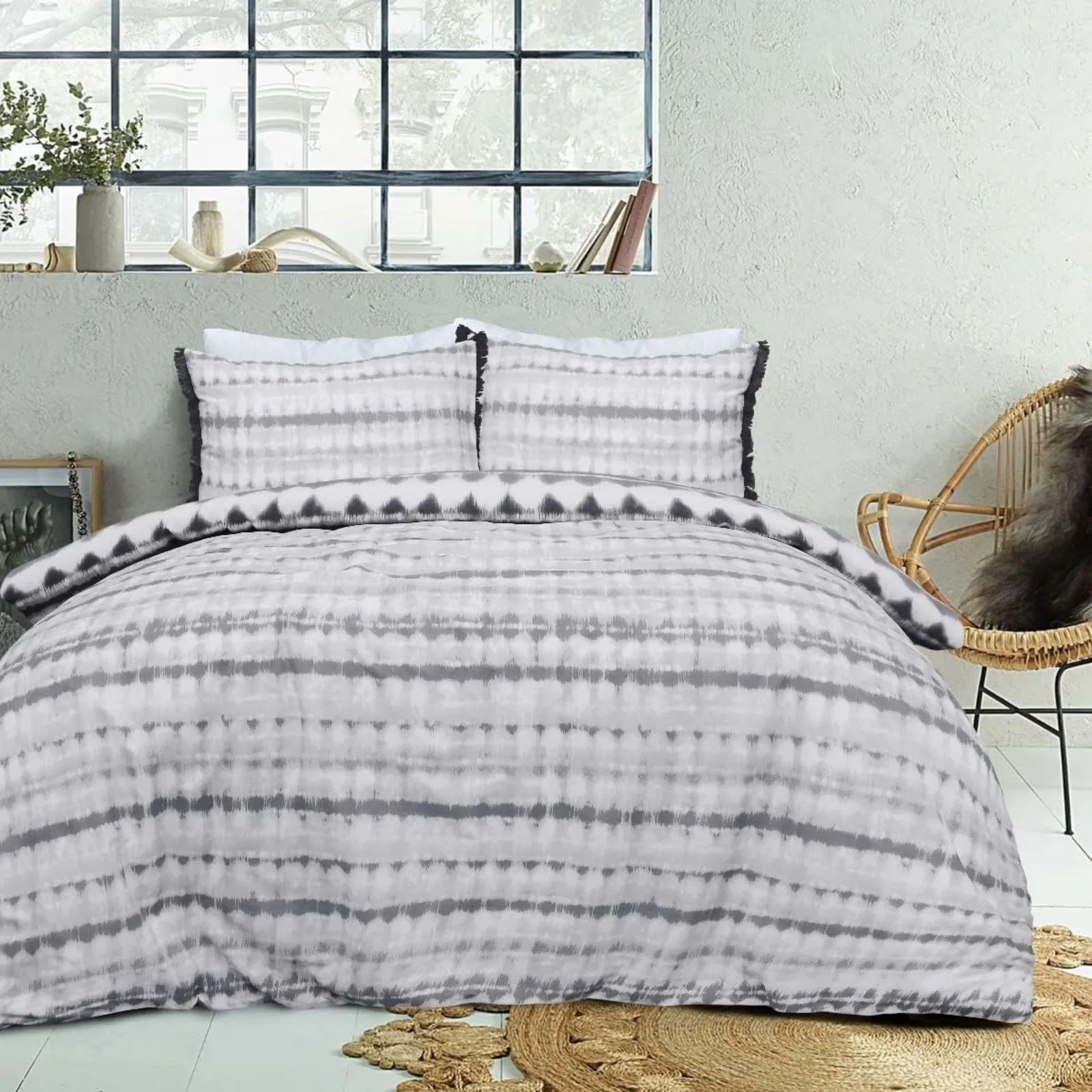 Smart Living Printed Reversible Polycotton Tiedye Tassel Trim Duvet Cover With Pillowcases in Black 2