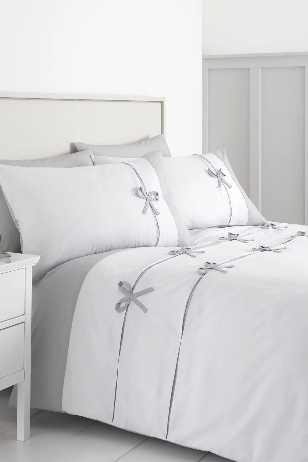 Catherine Lansfield Milo Bow Duvet Set in White