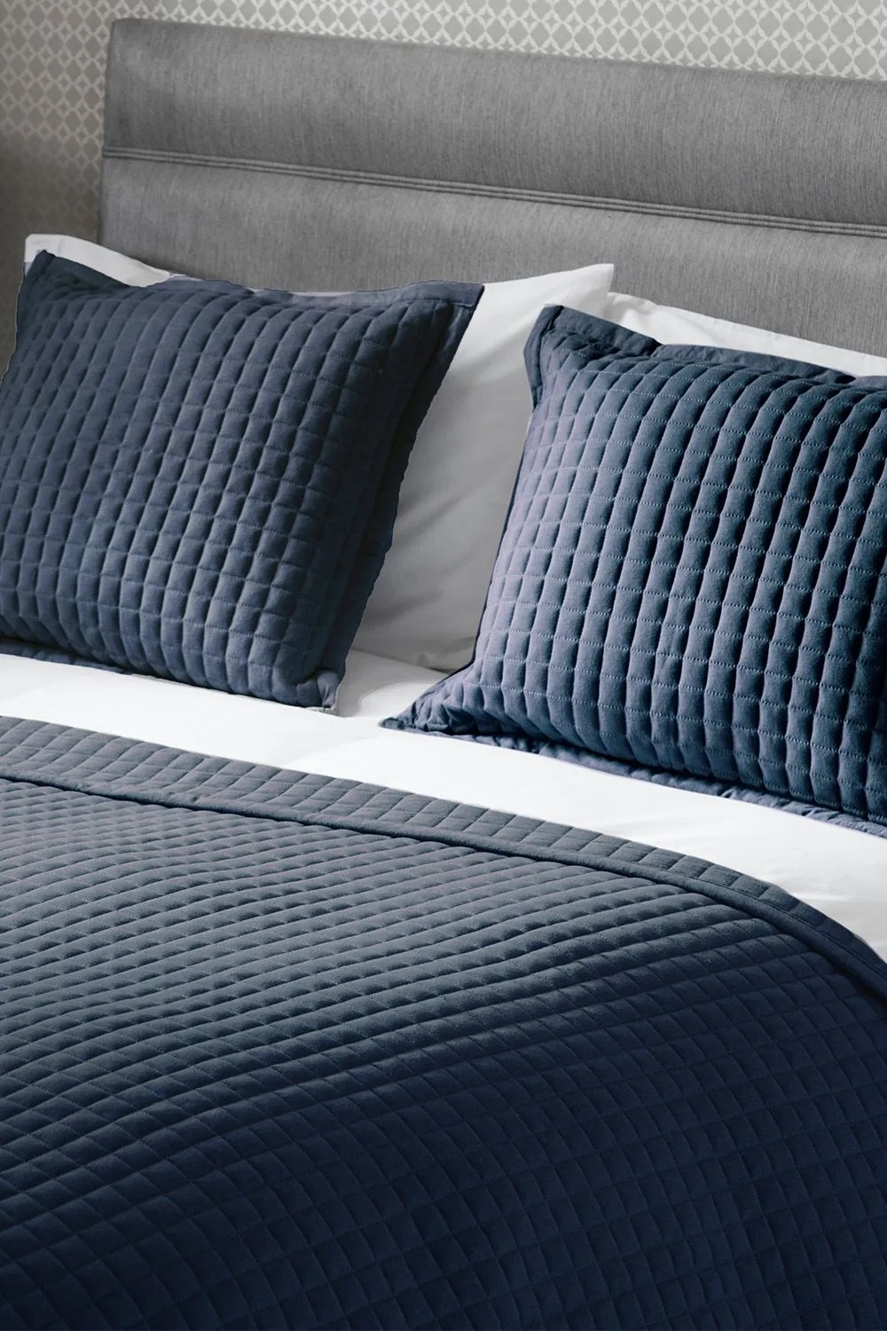 Belledorm Crompton Throw 150cm X 200cm in Navy