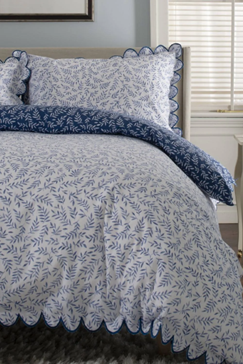 The Lyndon Company Ashling Garden Leaf Cotton Duvet Set with Contrast Reverse Design in Navy 2