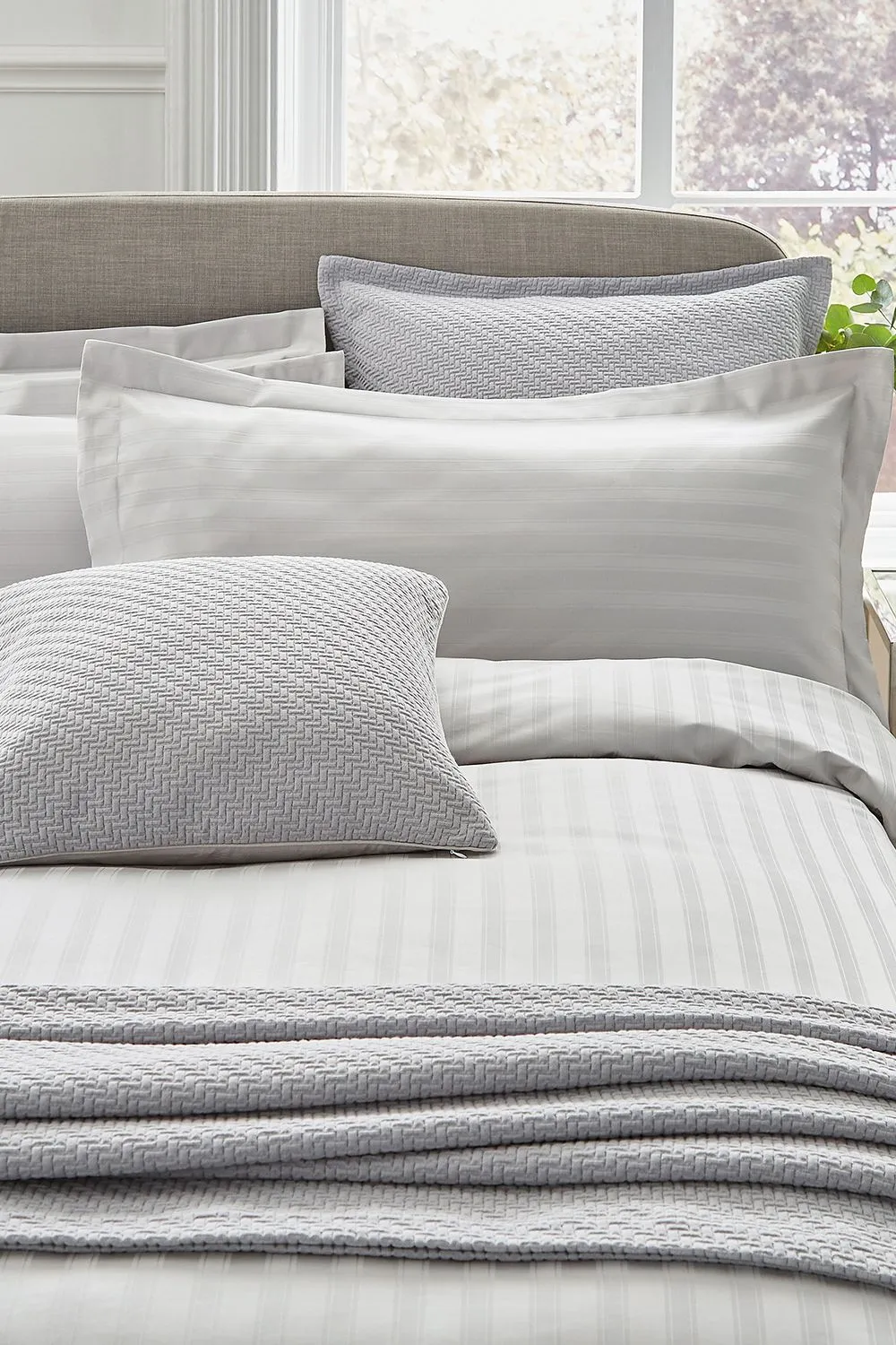 1951 'Adan' Cotton Sateen Oxford Pillowcase in Silver 2