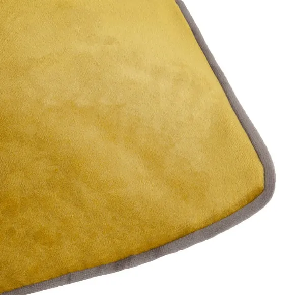 Furn. Square Cushion 4