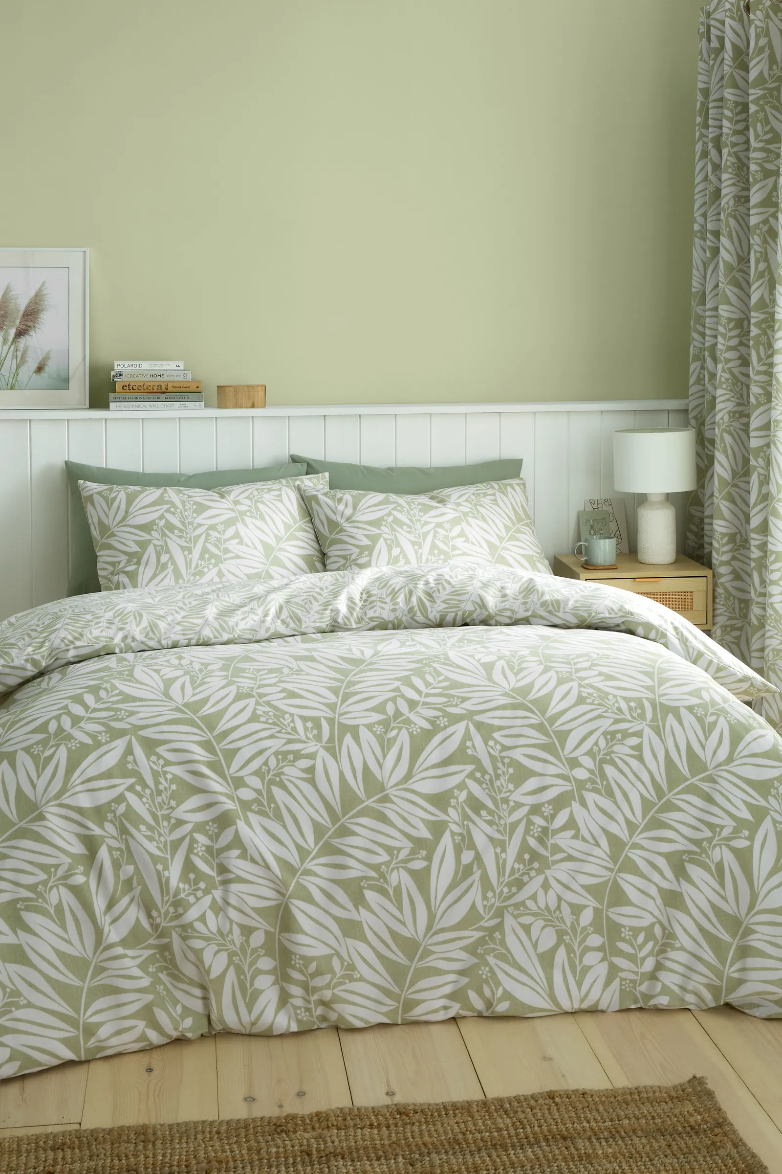 Catherine Lansfield 'Sorrel Leaf' Reversible Duvet Cover Set in Green