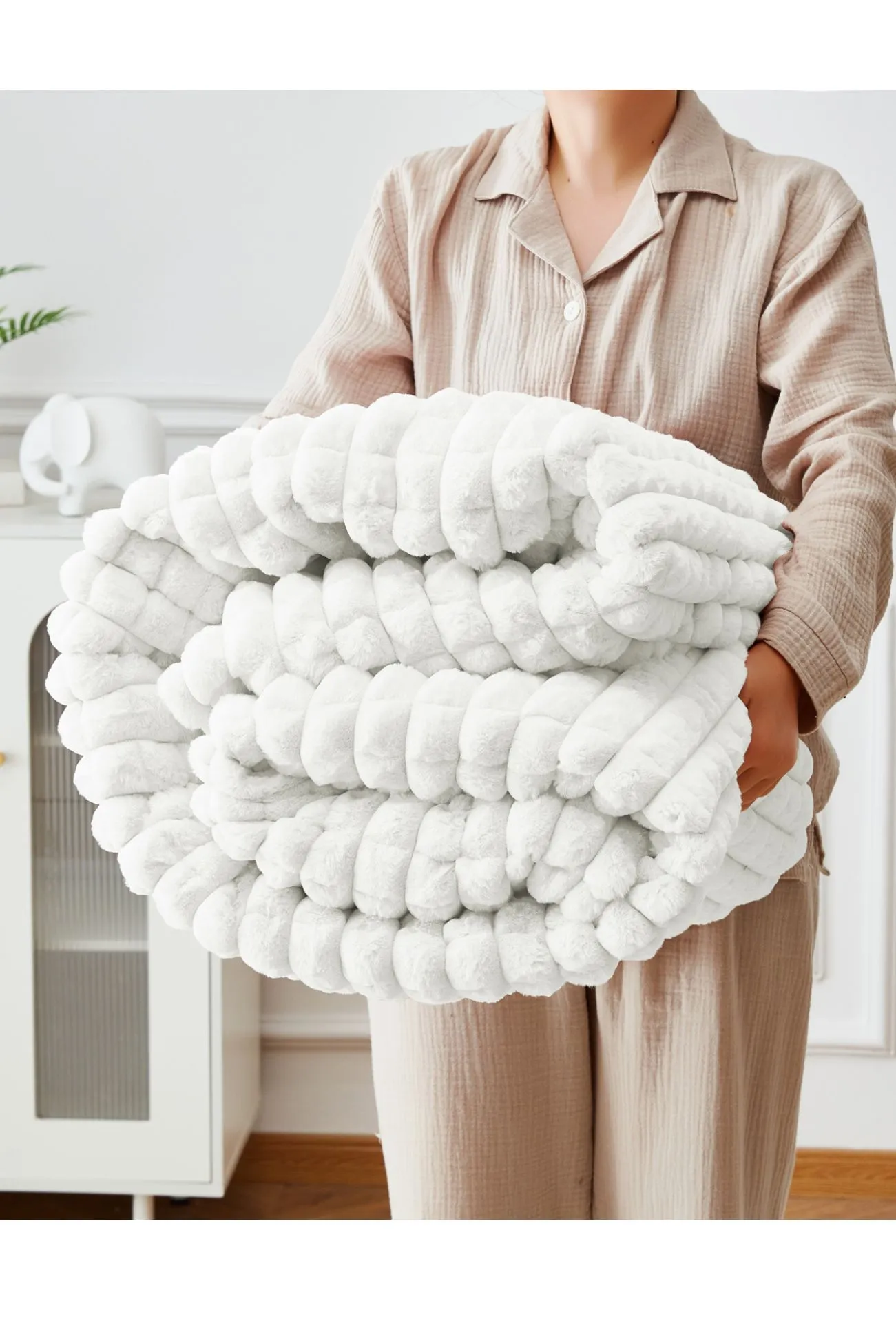 Ezysleep Super Soft Luxury Faux Fur Box Throw in Cream
