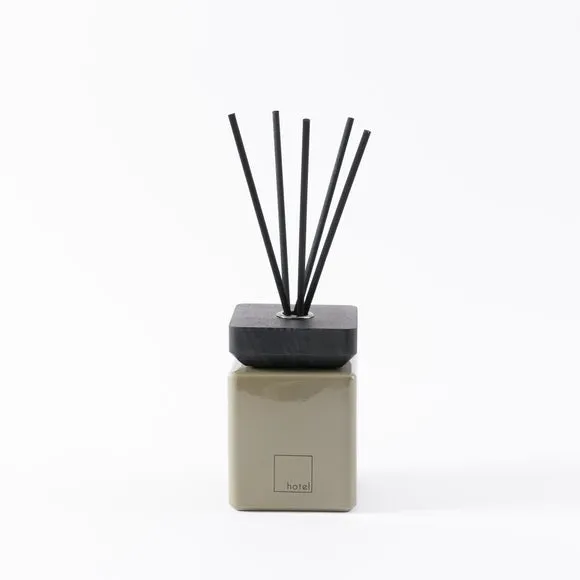 Hotel Dawn White Floral Plum & Red Berries Diffuser 4