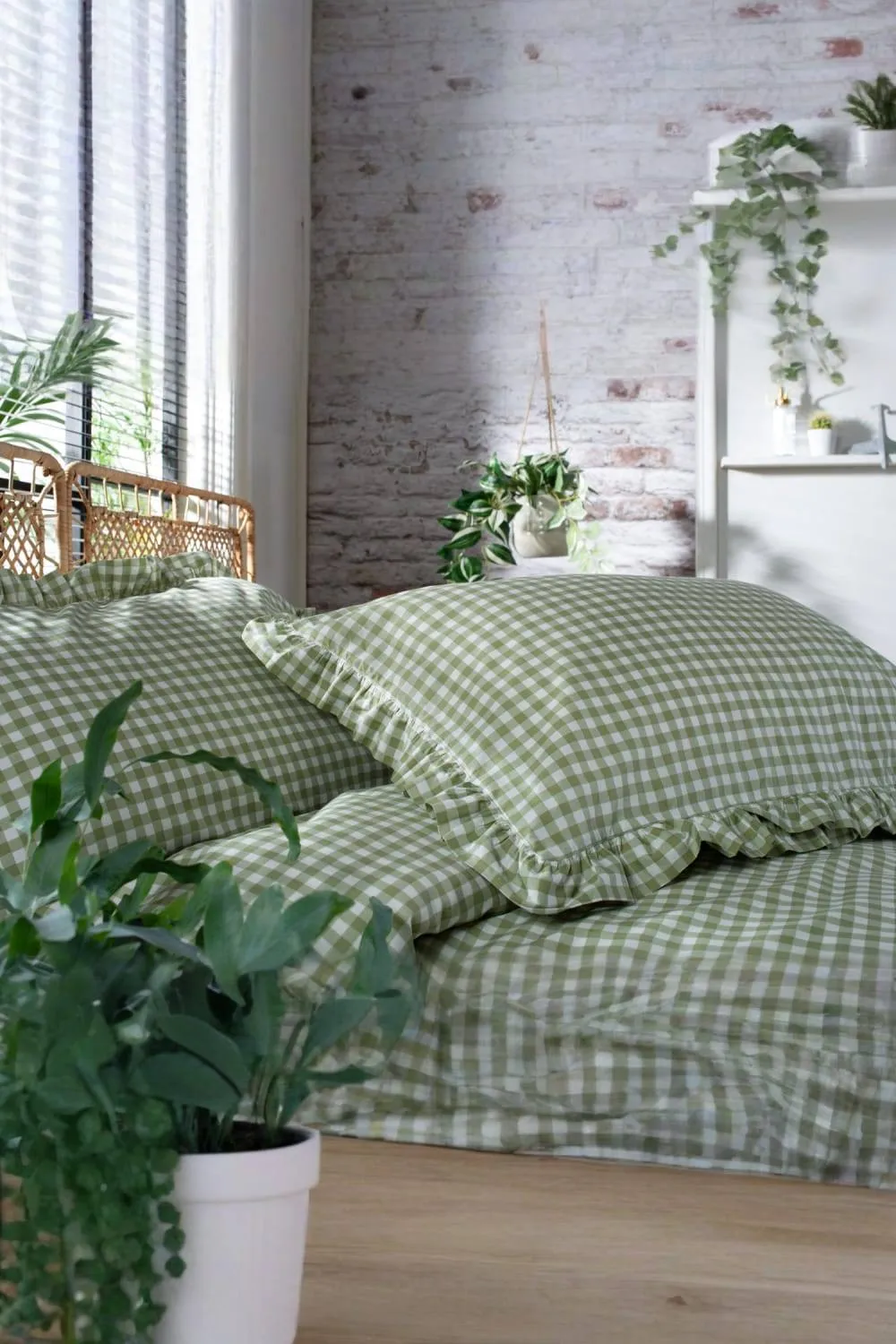 The Lyndon Company Gingham Frilled Cotton Duvet Set Printed with Frill Detailing in Green 4