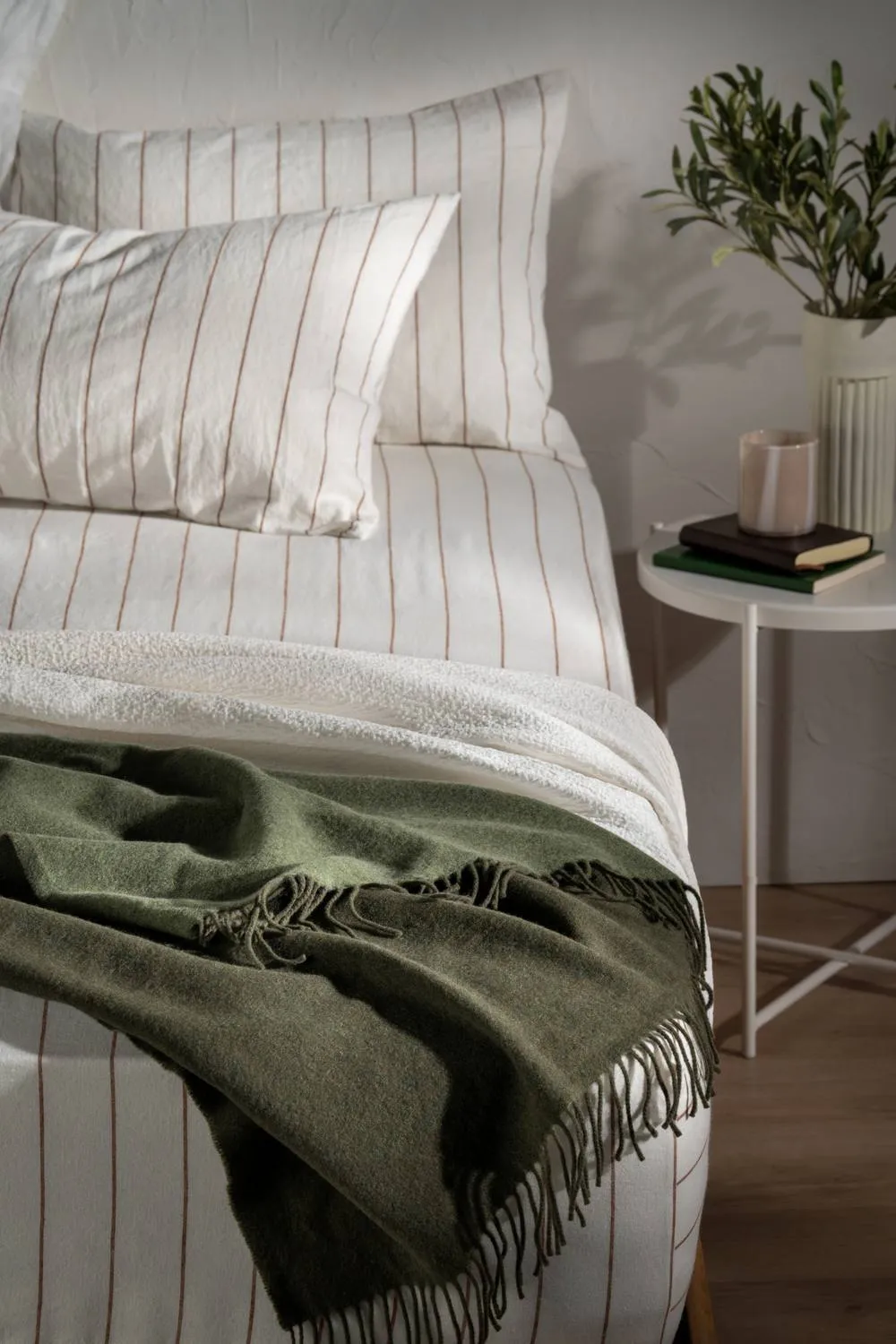 Soak&Sleep White/Burnt Orange Pinstripe Linen/Cotton Housewife Pillowcase Pair in White 4