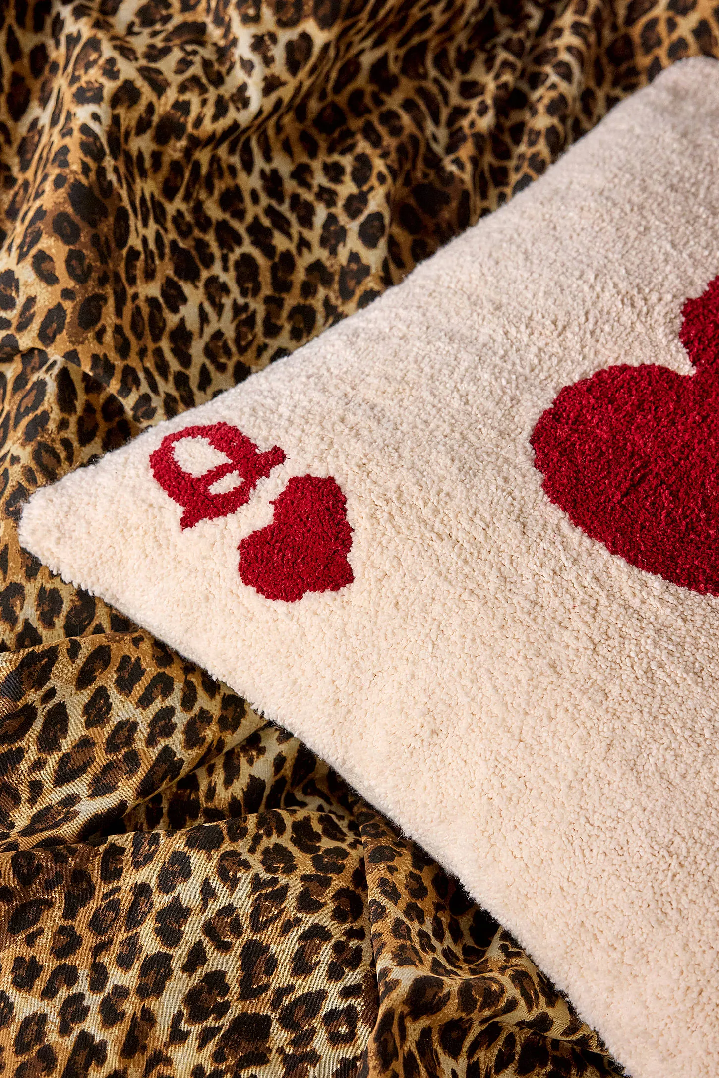 Queen Of Hearts Tuft Cushion 2