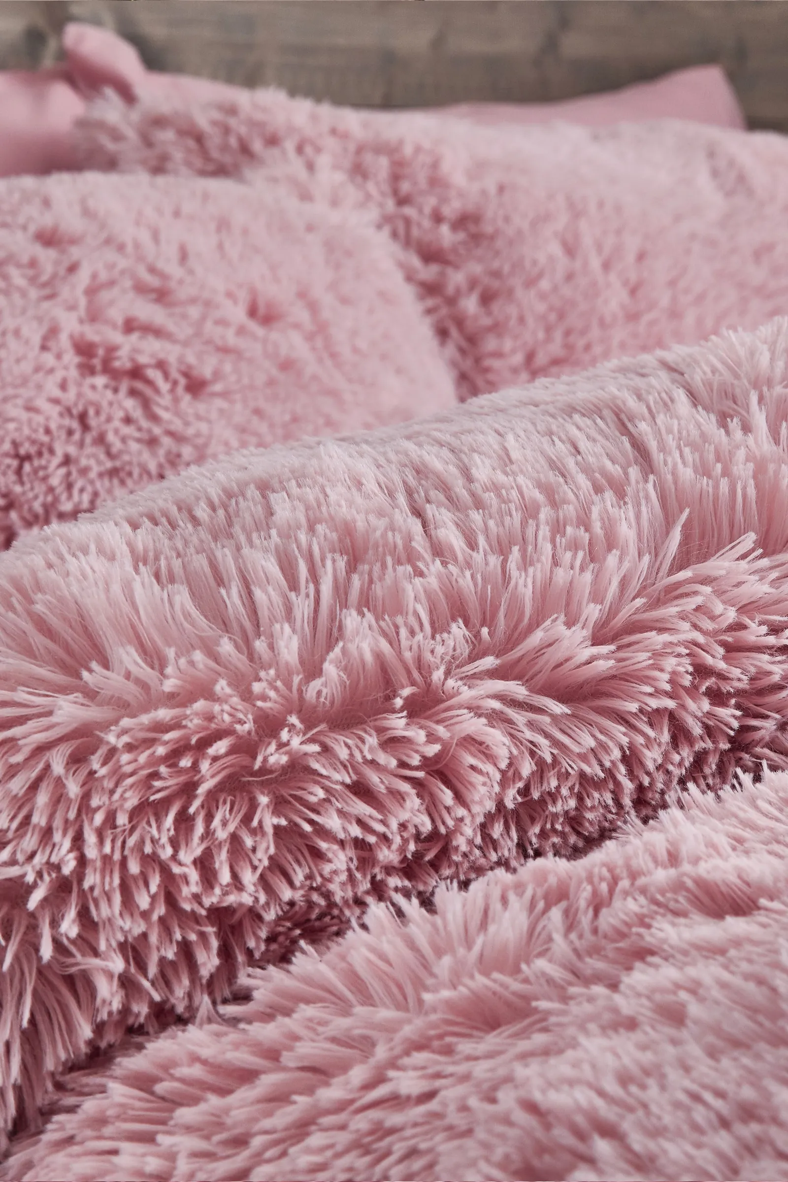 Catherine Lansfield 'Cuddly' Faux Fur Duvet Set in Pink 3