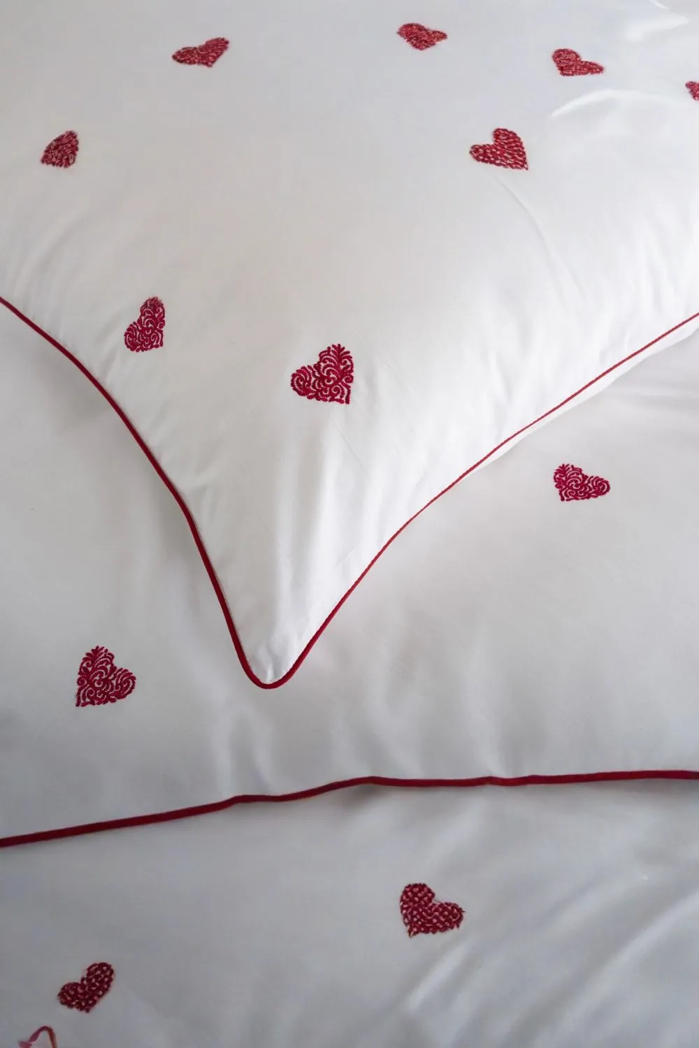 The Lyndon Company Filigree Hearts White & Red 100% Cotton Duvet Cover Set - Elegant Embroidered Bedding 4
