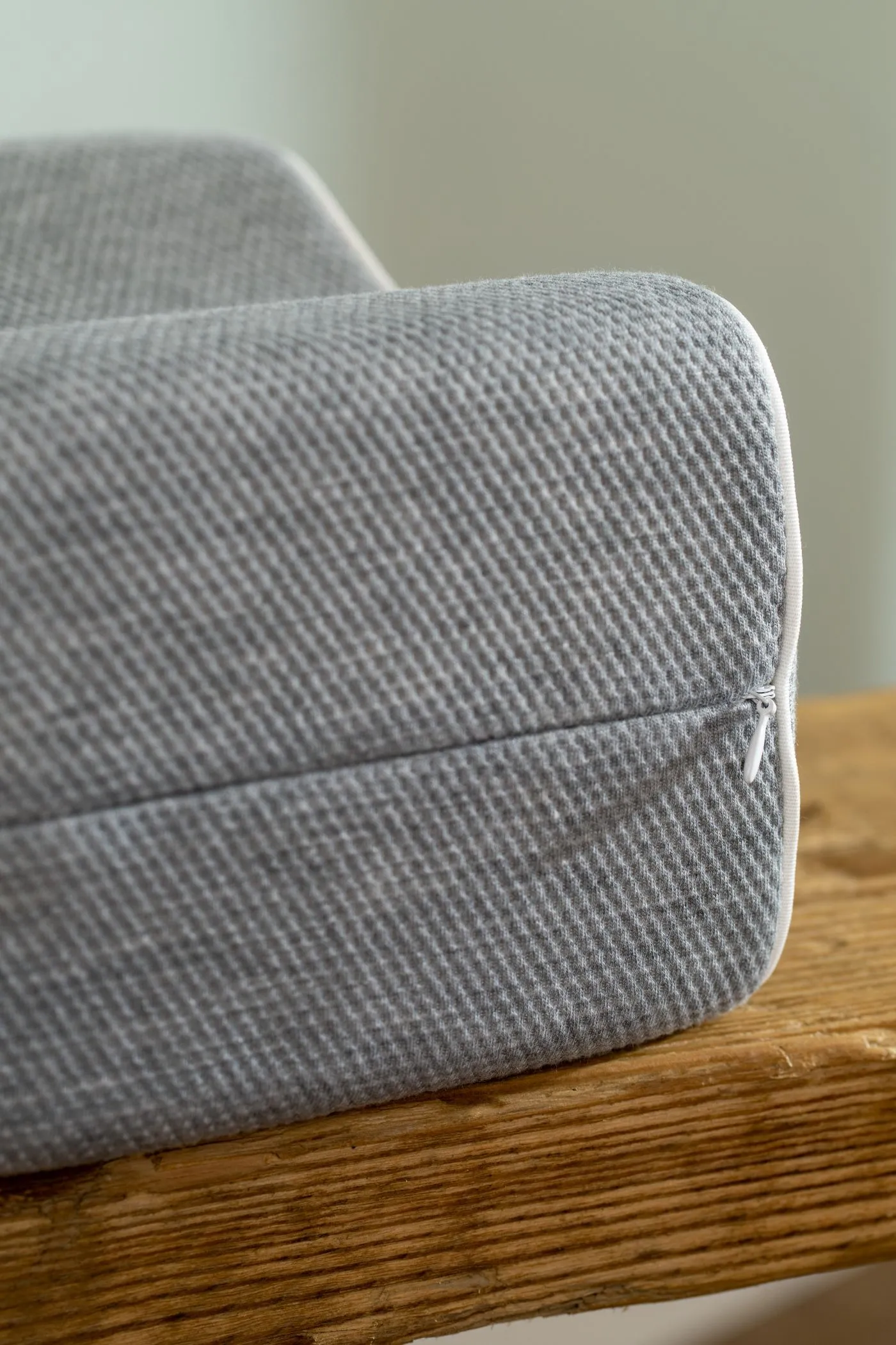 Soak&Sleep Memory Foam Knee Pillow in Light Grey 3