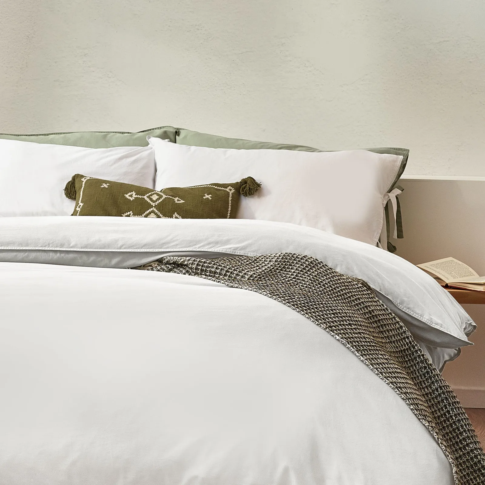 Yard Mallow Bow Tie 100% Cotton Duvet Cover Set in White 3
