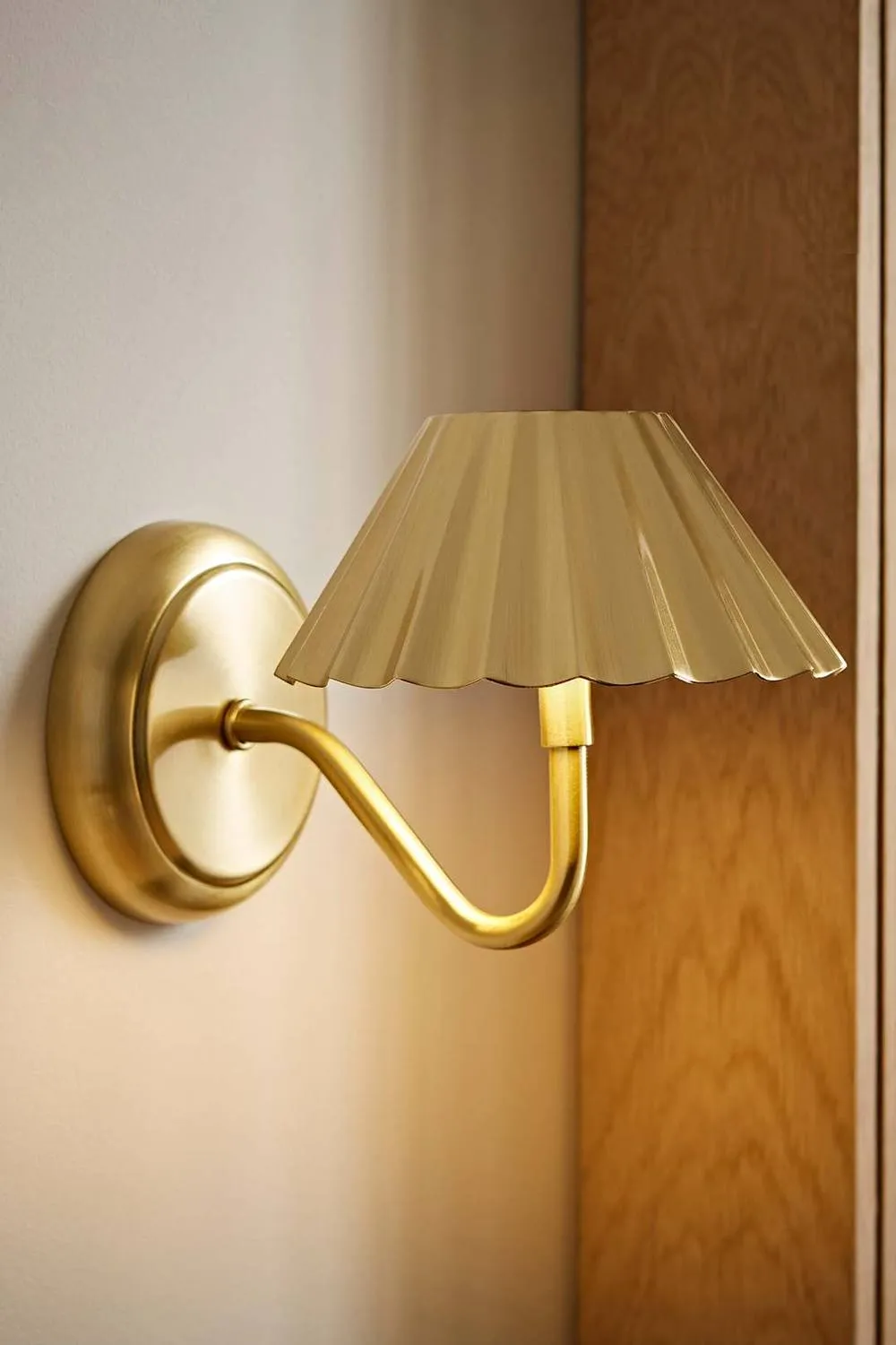 ValueLights Avery Portable Rechargeable Easy Fit Wall Light Fitting in Gold 1
