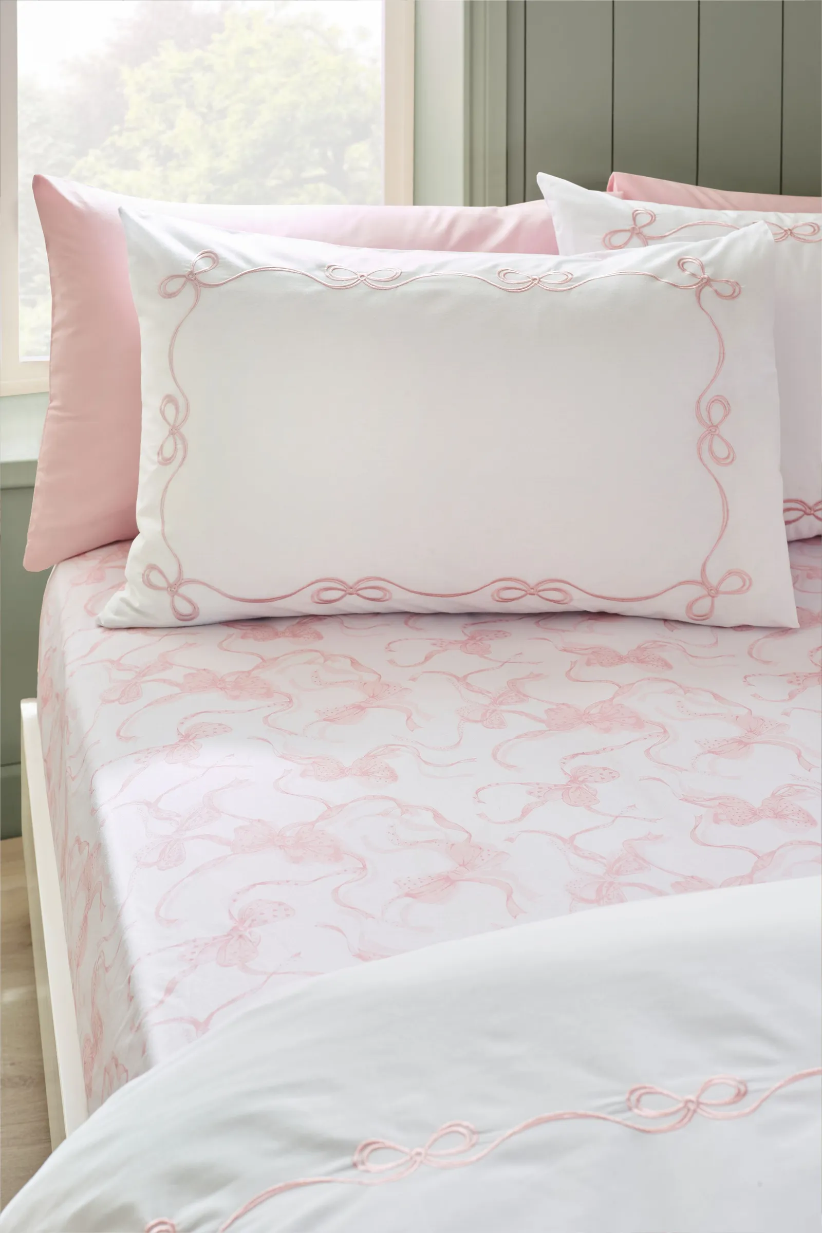 Catherine Lansfield 'Bow' Fitted Sheet in Pink
