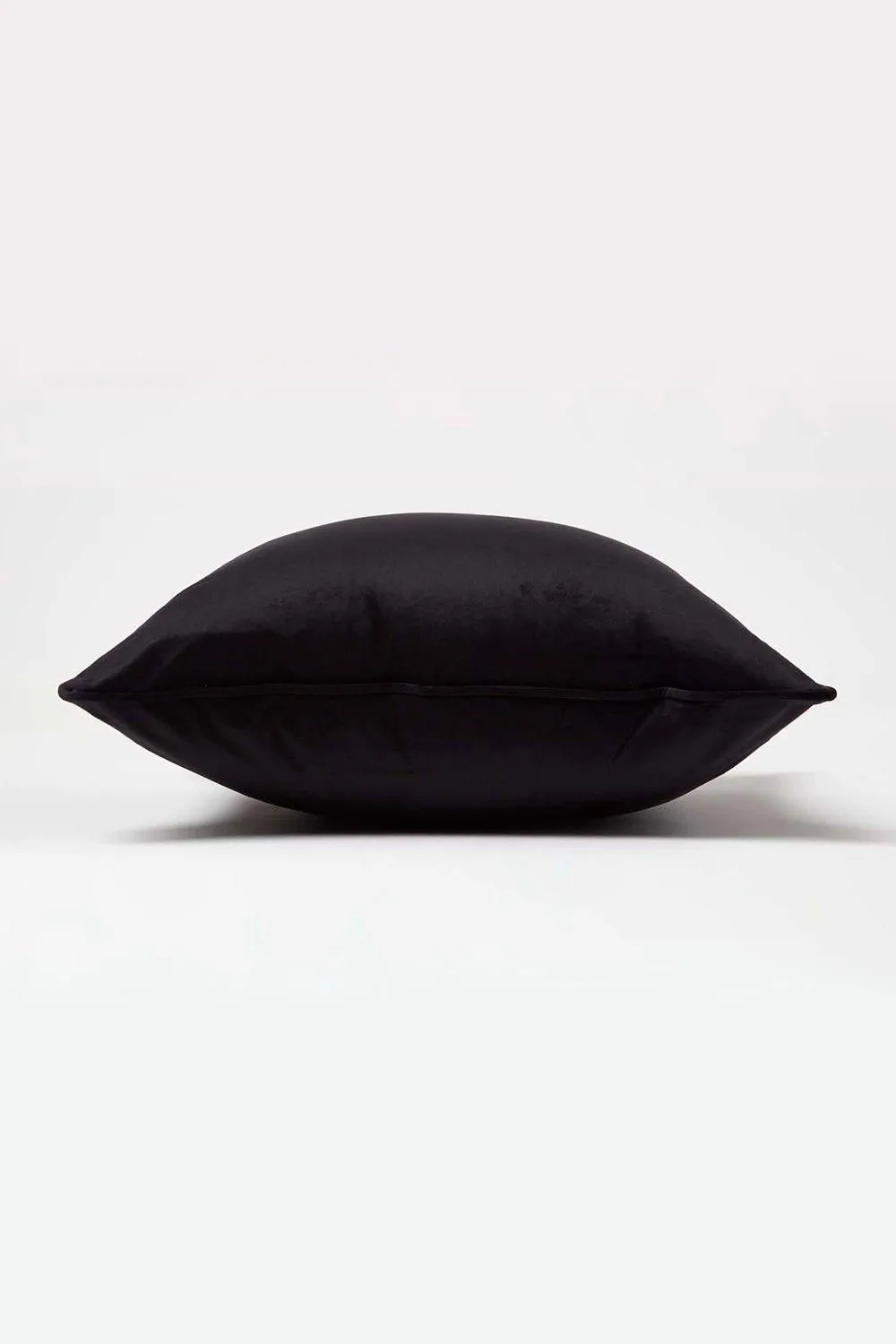 Homescapes Filled Velvet Cushion with Piped Edge 46 x 46 cm in Black 4
