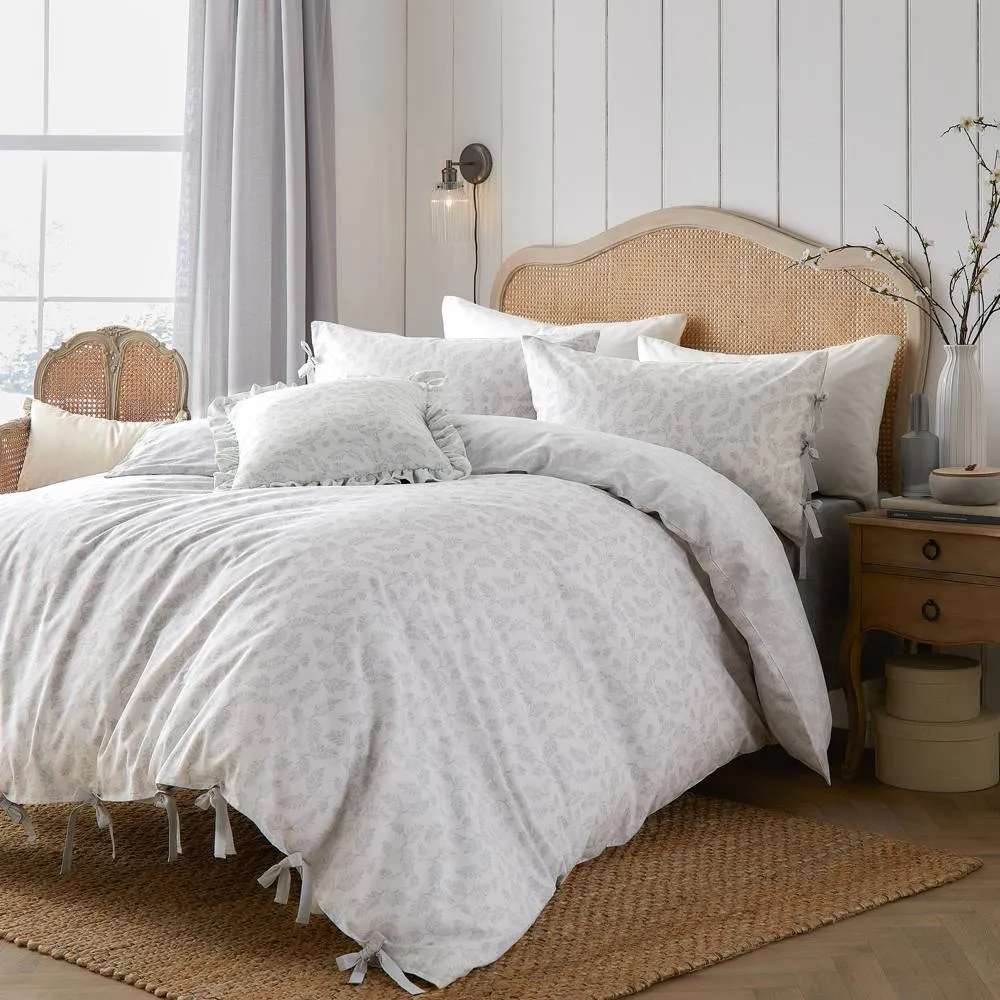 Wylder Leaf Print 100% Cotton Reversible Duvet Cover Set in Off-White 1