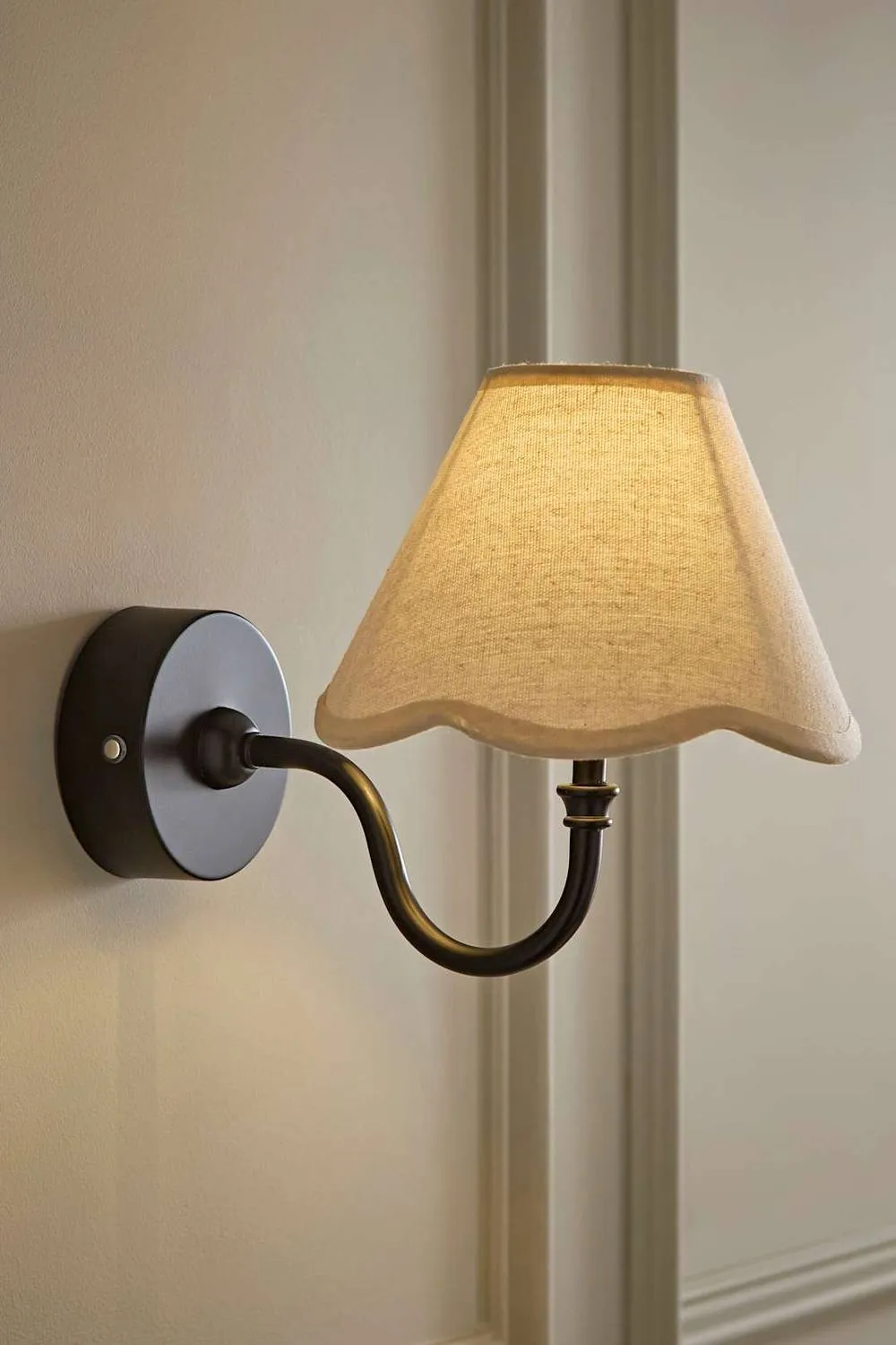 ValueLights Lowe Scallop Flower Shade Metal Portable Rechargeable Wall Light in Black