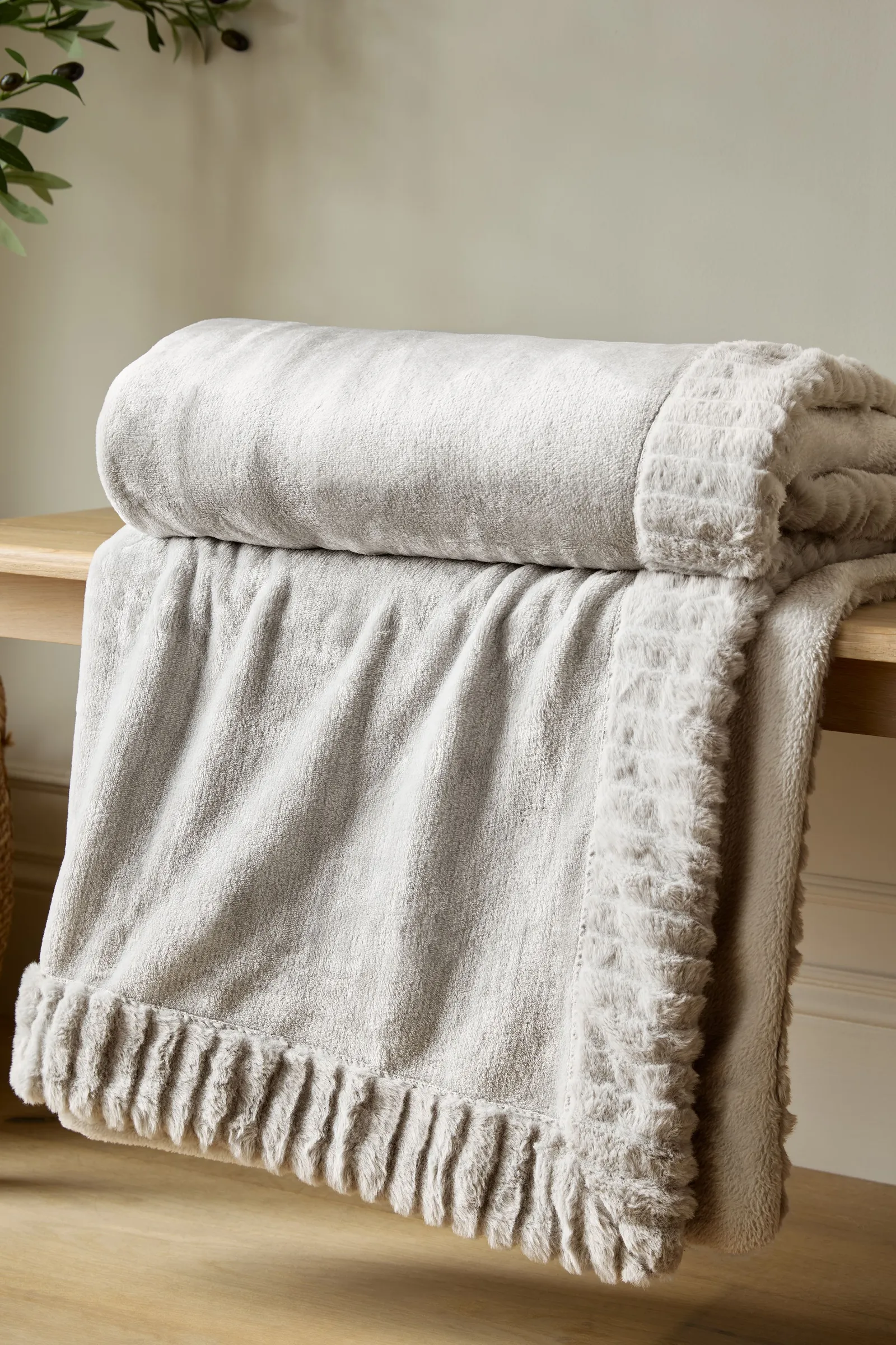 Catherine Lansfield 'Velvet & Faux Fur' Throw in Natural