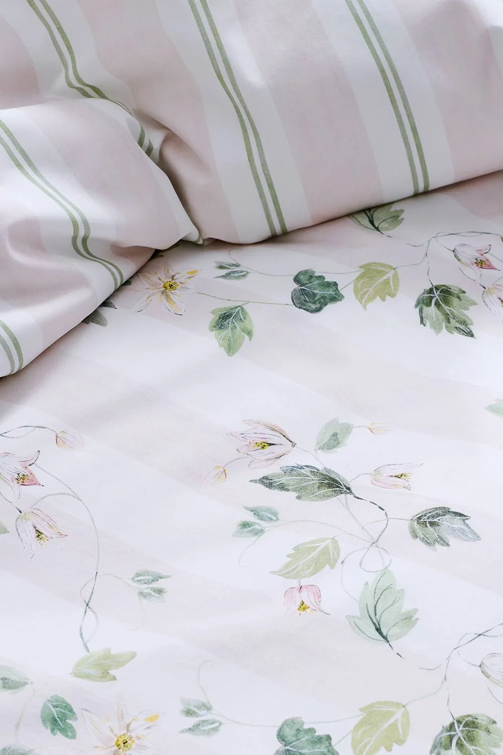 CHRISTY 'Snowdrops' Winter Bloom Reversible Cotton Percale Duvet Cover Set in White 4