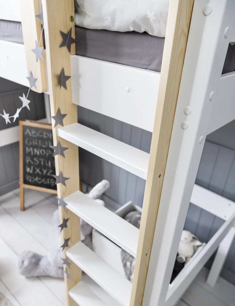 Nöa and Nani Una Highsleeper Cabin Bed in White 4