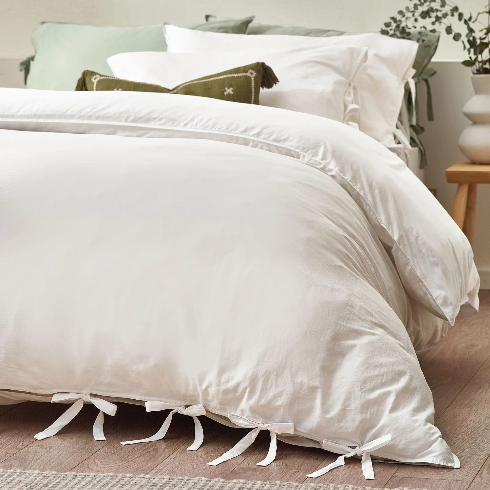 Yard Mallow Bow Tie 100% Cotton Duvet Cover Set in White 2