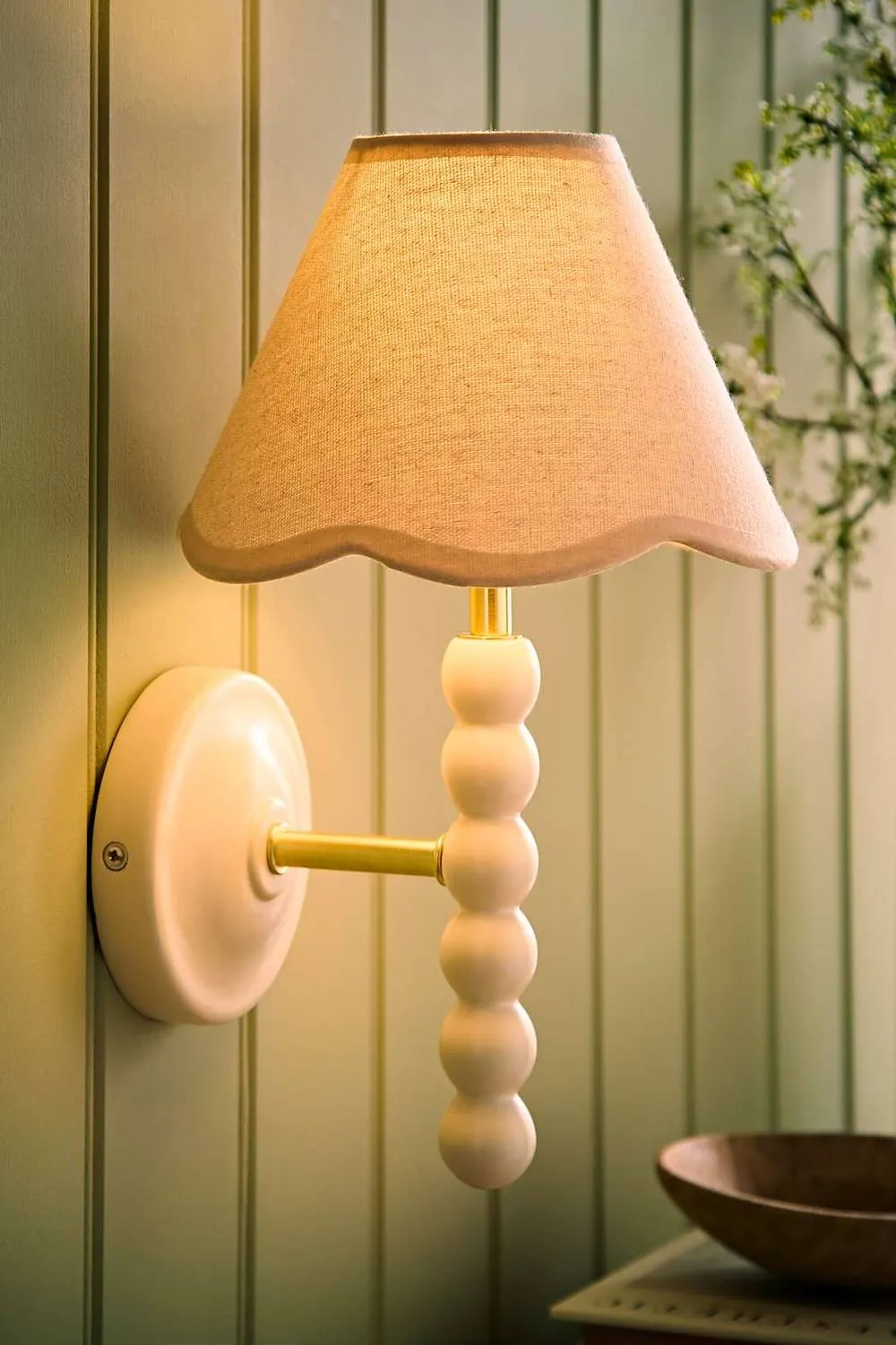 ValueLights Bobbins Cream Bobble Wall Light with Trim Linen Lamp Shade & Bulb in Natural