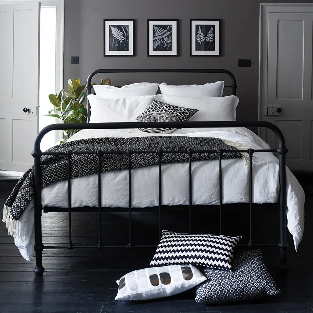 Oliver Bed, Double - Black