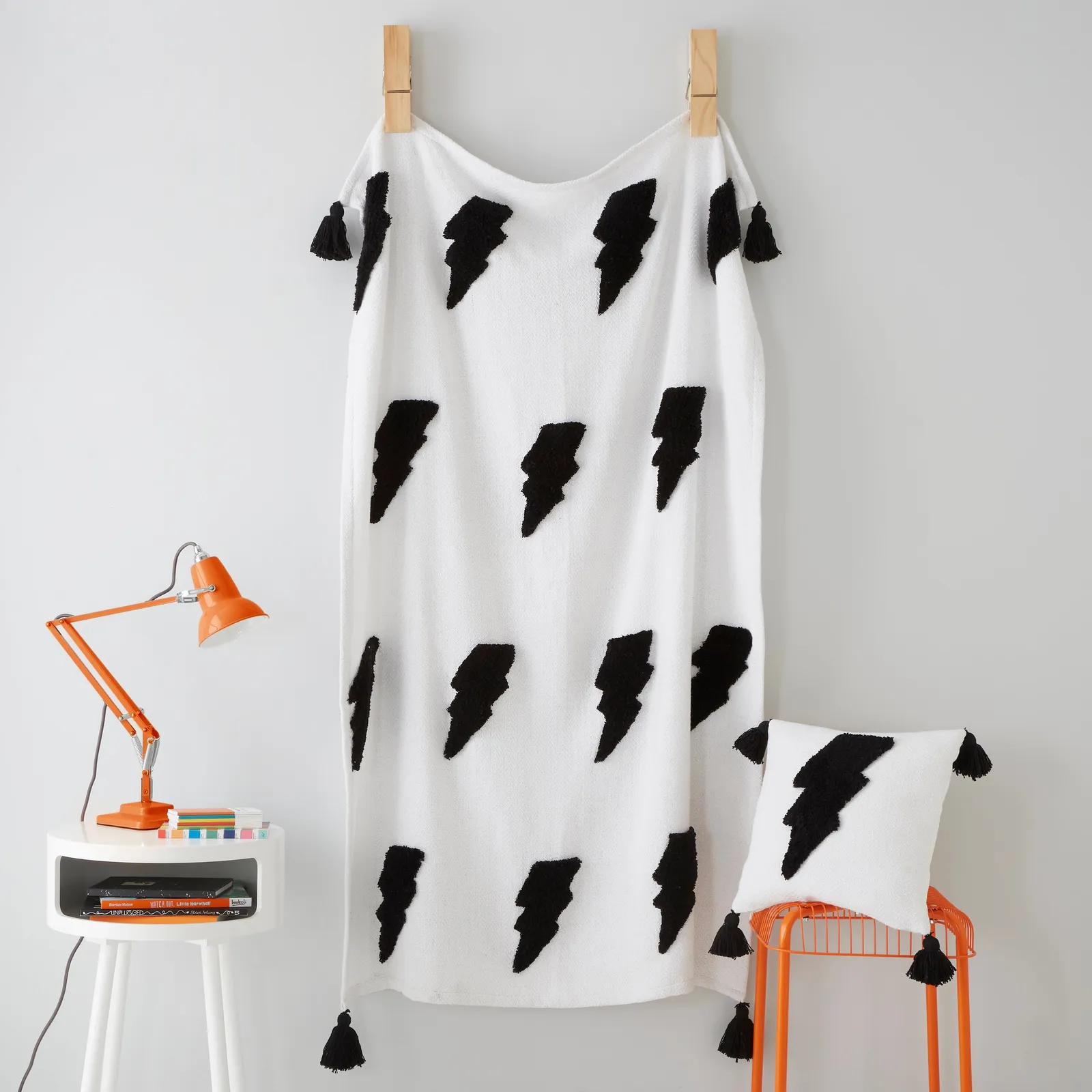 Tufted Lightening Throw Black and white