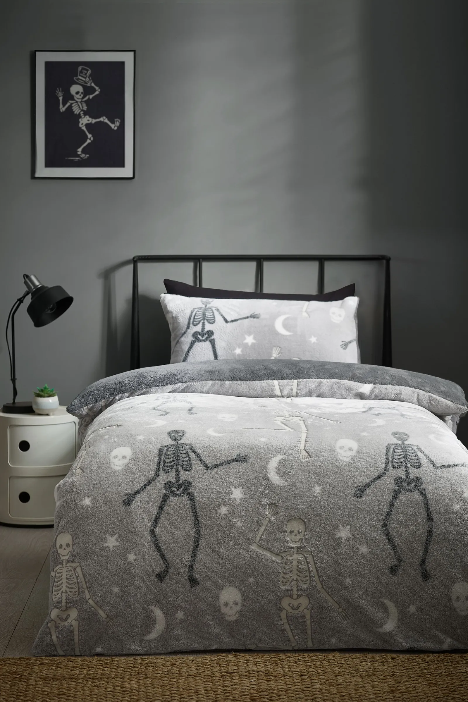 Catherine Lansfield Halloween Skeleton Fleece Glow in the Dark Duvet Cover Set in Grey