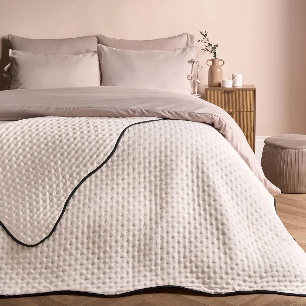 OHS Scallop Edge Quilted Throw Lightweight Blanket Bedspread in Cream