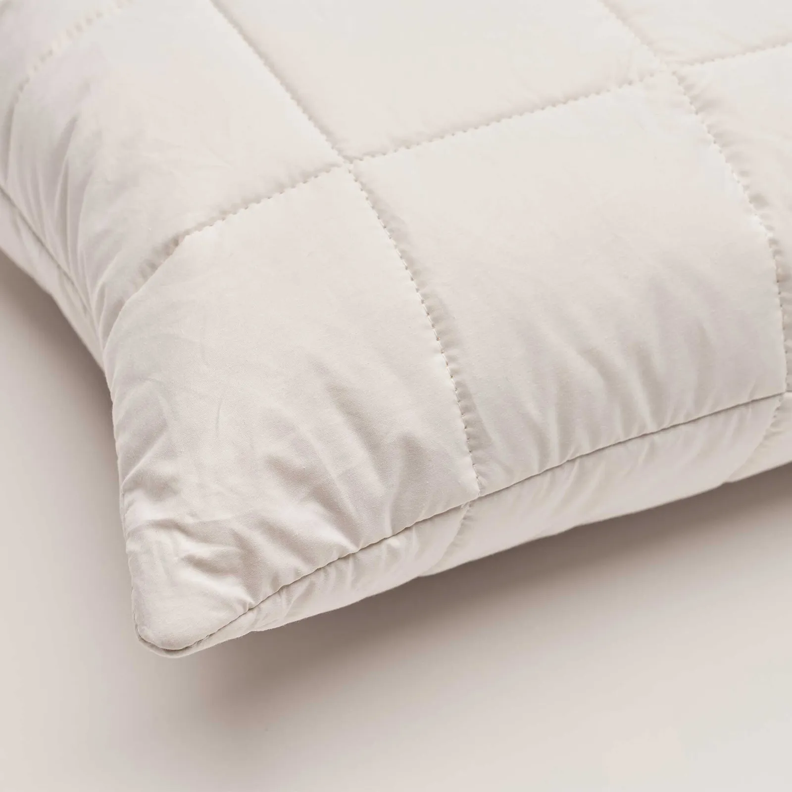 Vispring Wool Pillows75X50, White Fabric | Barker & Stonehouse 4