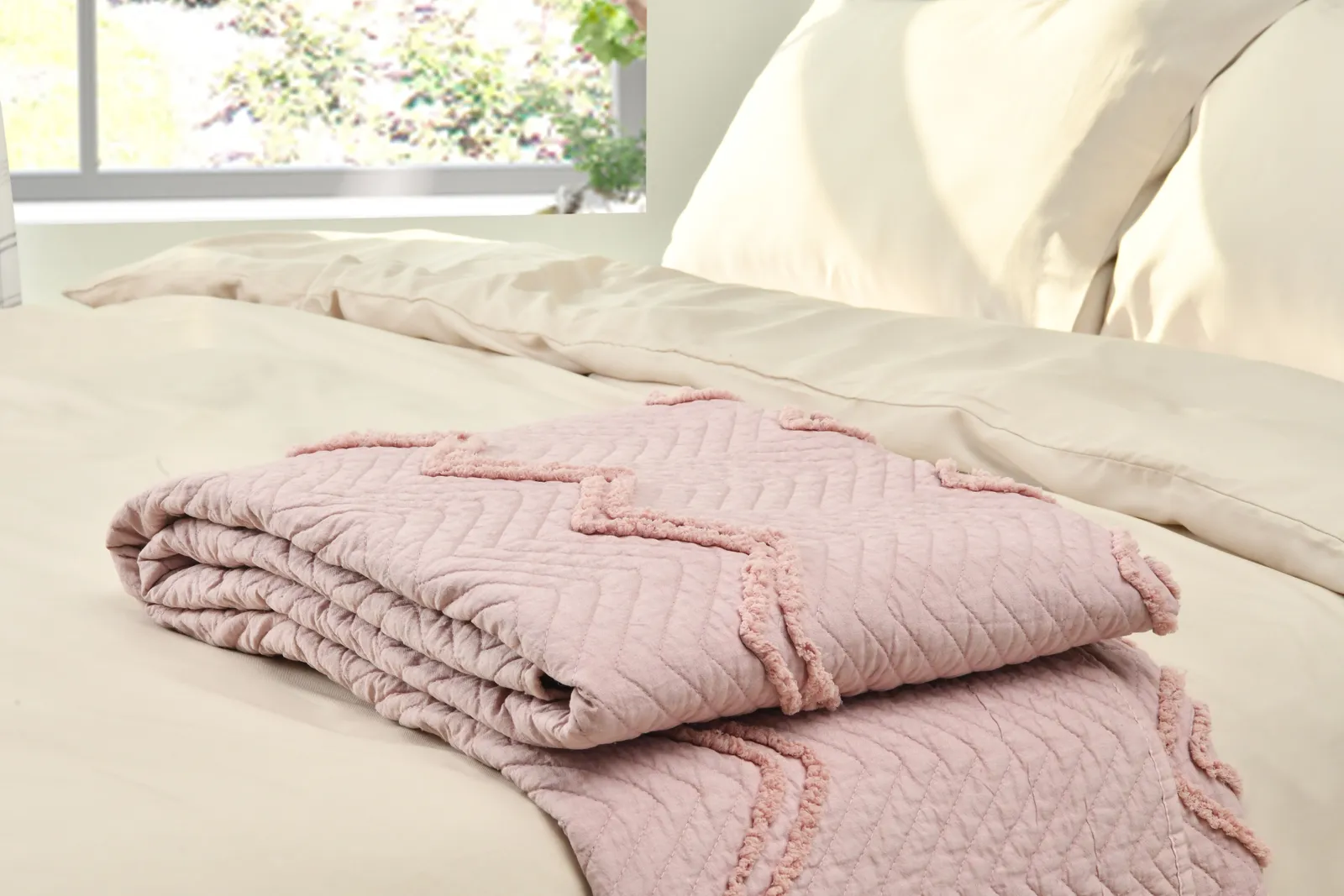 Smart Living Luxurious Zig-Zag Polyester Bedspread - Soft, Stylish, & Durable in Dusty Pink 5