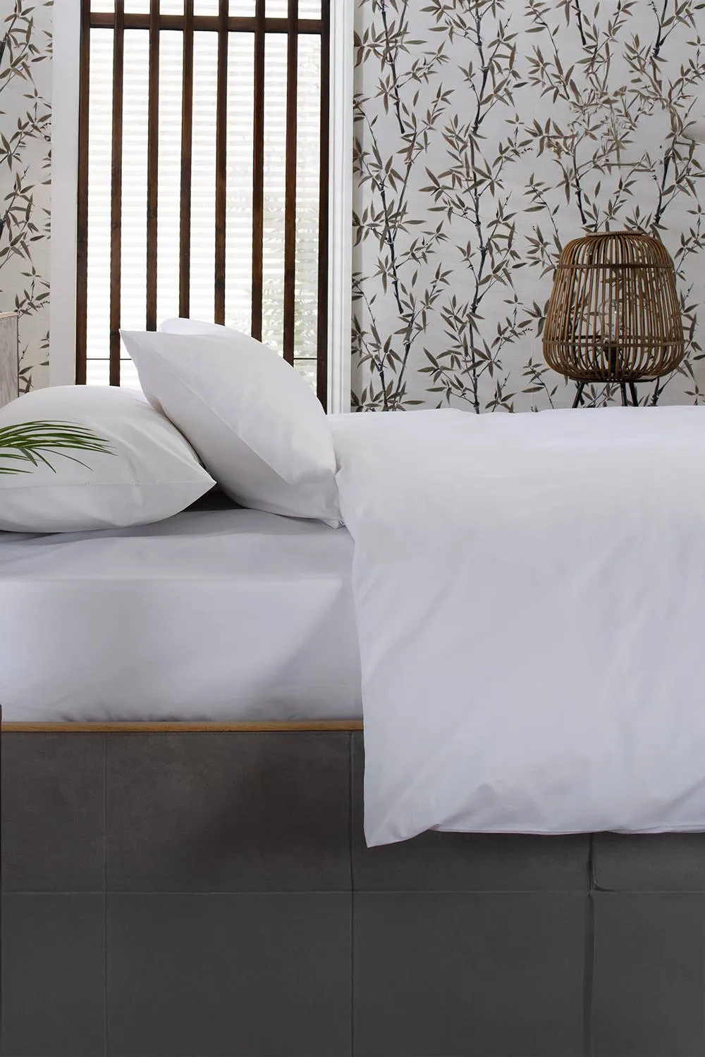 The Lyndon Company Luxury 200 Thread Count 100% Cotton Fitted Sheets in White 3